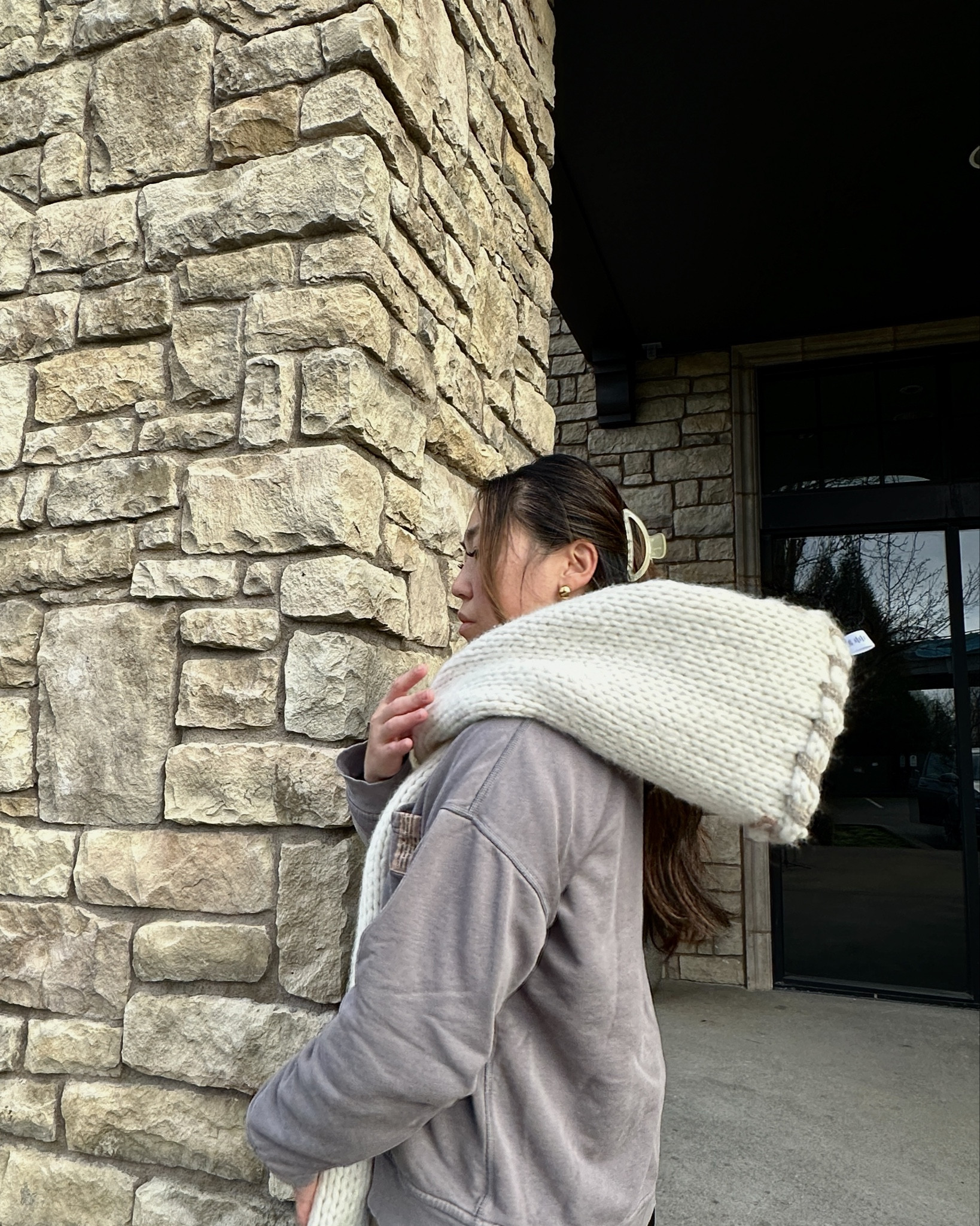 Lodge wear winter snow cabin Lunya sweatshirt scarf grey cozy hair clip chunky gold earrings effortless black leggings white snow boots outfit 