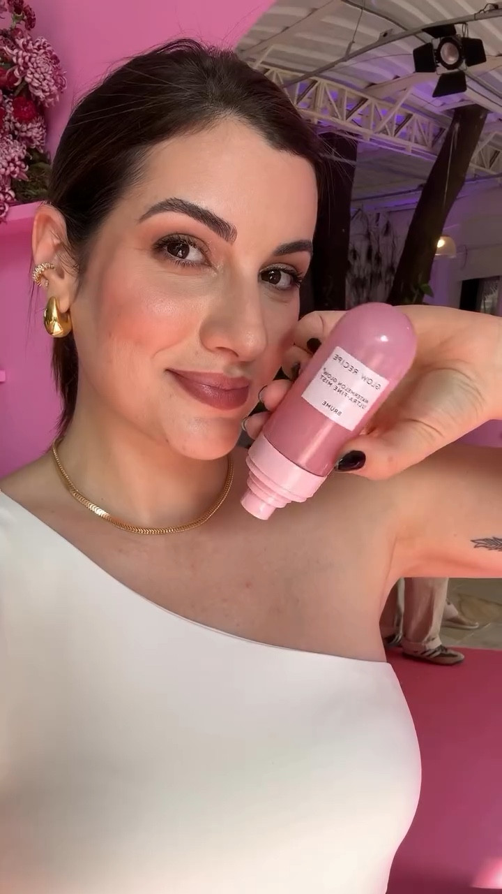 Nova marca está entre nós! @glowrecipe acaba de chegar com exclusividade na @sephorabrasil e eu fui conferir de pertinho essa novidade! 

Eu já conhecia a marca e fiquei muito feliz por ela ter chegado! O grande diferencial dela é que seus produtos e fórmulas são inspirados na rotina de skincare coreana, utilizando ativos das frutas como melancia, abacate, mamão, ameixa e morango. Cada fruta originando uma linha com propriedades específicas! 
Seu foco é manter a pele saudável, radiante, cultivar a pele real e suas particularidades. Sendo assim, uma marca bem democrática, uma vez que não visa combater sinais de envelhecimento e nem prometer resultados irreais como uma pele “sem poros” ou uma “pele perfeita”. Celebrar a pele para Glow Recipe é buscar sua saúde e honrar sua identidade! 

Gostaram da novidade? Me contem se já conheciam a marca ou se gostariam de conhecer! 

Muito obrigada pelo convite times de @glowrecipe @sephorabrasil e @coolabdigital .. vocês são demais, sempre! ❤️

#maydancini #glowrecipe #glowrecipenobrasil #glowrecipebrasil #sephorabrasil #novamarca #skincare #peleglow #pelesaudavel