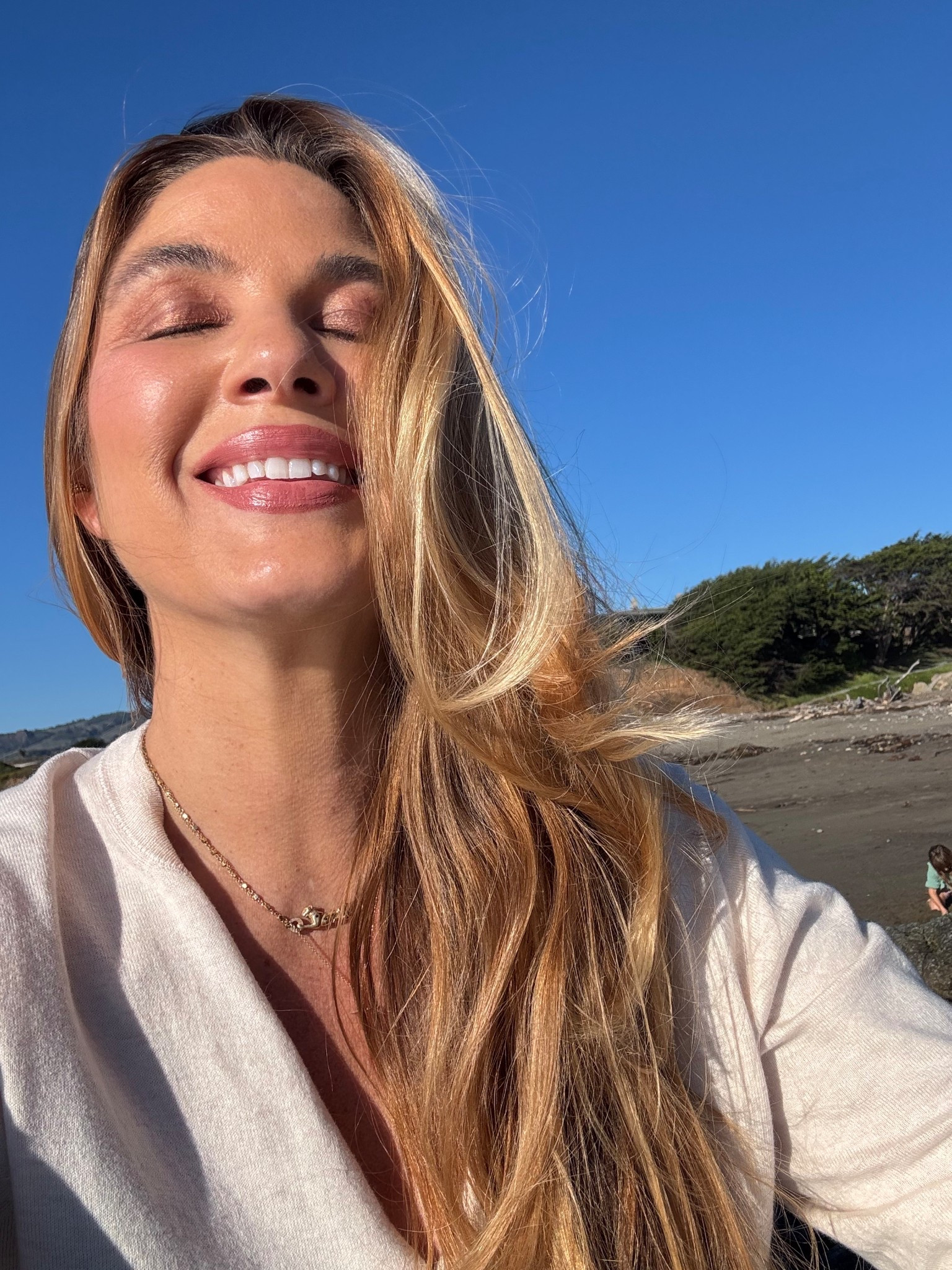 So glad your here! 
Details:
Maxine’s revenge French face medium sand and medium deep sand 
Sweed medium golden bronzer
Chantecaille radiant blush 
Make Glint eyeshadow and cool taupe brow gel 
Dolce and Gabbana brownie nude lip liner 
Armani 503 lipstick 
Académie Hair Sea Glass + T3 hot rollers on hair 