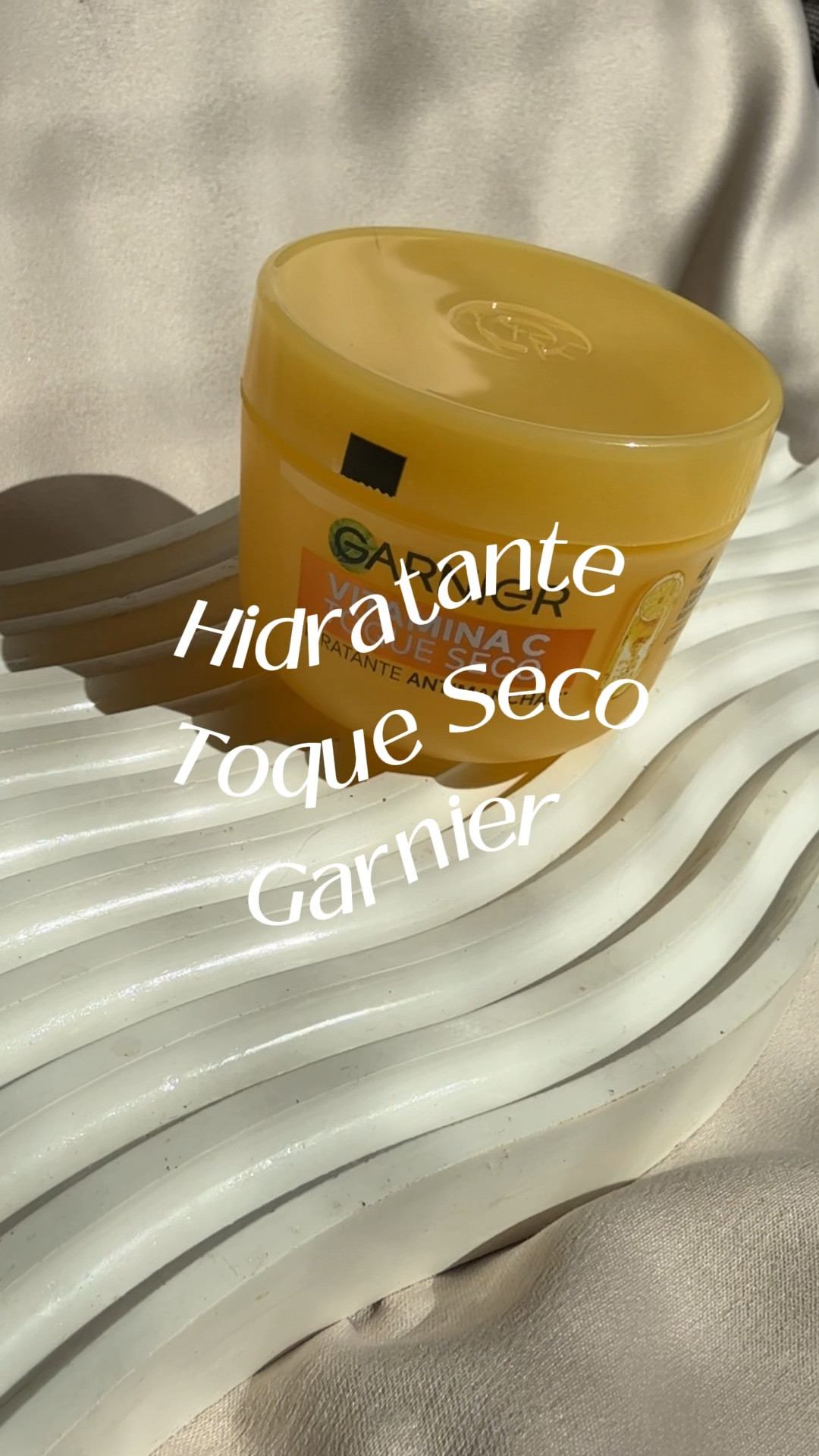 O famosinho hidratante Toque Seco Vitamina C da @garnierbrasil 🍊

Esse produtinho está super viral e ele tem a promessa de que até quem odeia hidratante vai gostar.

Ele tem uma textura muito diferentona, que some na pele e você nem lembra que aplicou um produto. Hidrata bem, tem um efeito matte que ajuda bastante no controle da oleosidade ao longo do dia. 

Tem vitamina C, niacinamida e ácido hialurônico na composição, e hidrata bem além de ajudar a amenizar manchinhas de pele. 

Sou fã dessa linha há bastante tempo, mas esse aqui me surpreendeu. Ele realmente possui uma textura incrível e eu adoro o efeito dele na pele. Além disso, tem um excelente custo benefício! 

Fiquei doida pra testar a versão da embalagem azul, que é antiacne! 





#LTKbeleza #LTKbrasil