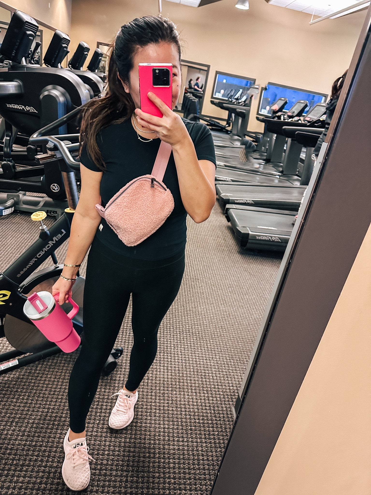 Workout outfit 
Vuori leggings
Stanley tumbler
APL sneakers 
Sherpa belt bag


#LTKfit #LTKitbag #LTKshoecrush