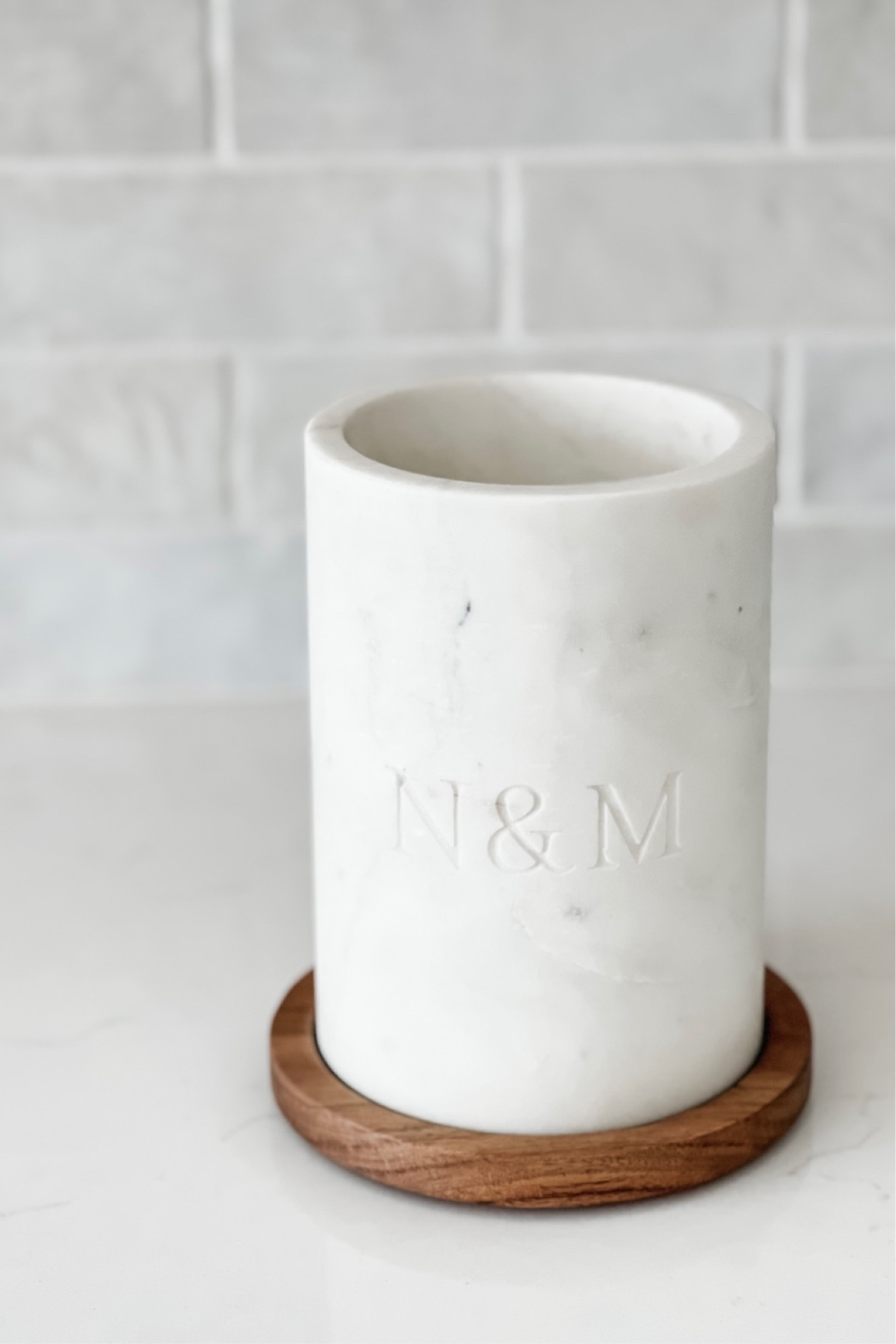 We recently received this beautiful wine chiller as a gift and it was so thoughtful! Not only is it beautiful and functional (my favorite pairing! 🥰), but it can also be personalized! If you place the marble portion in the refrigerator before entertaining, it can keep your white, rosé, and sparkling wine chilled on the counter / table for hours! 🥂🍾