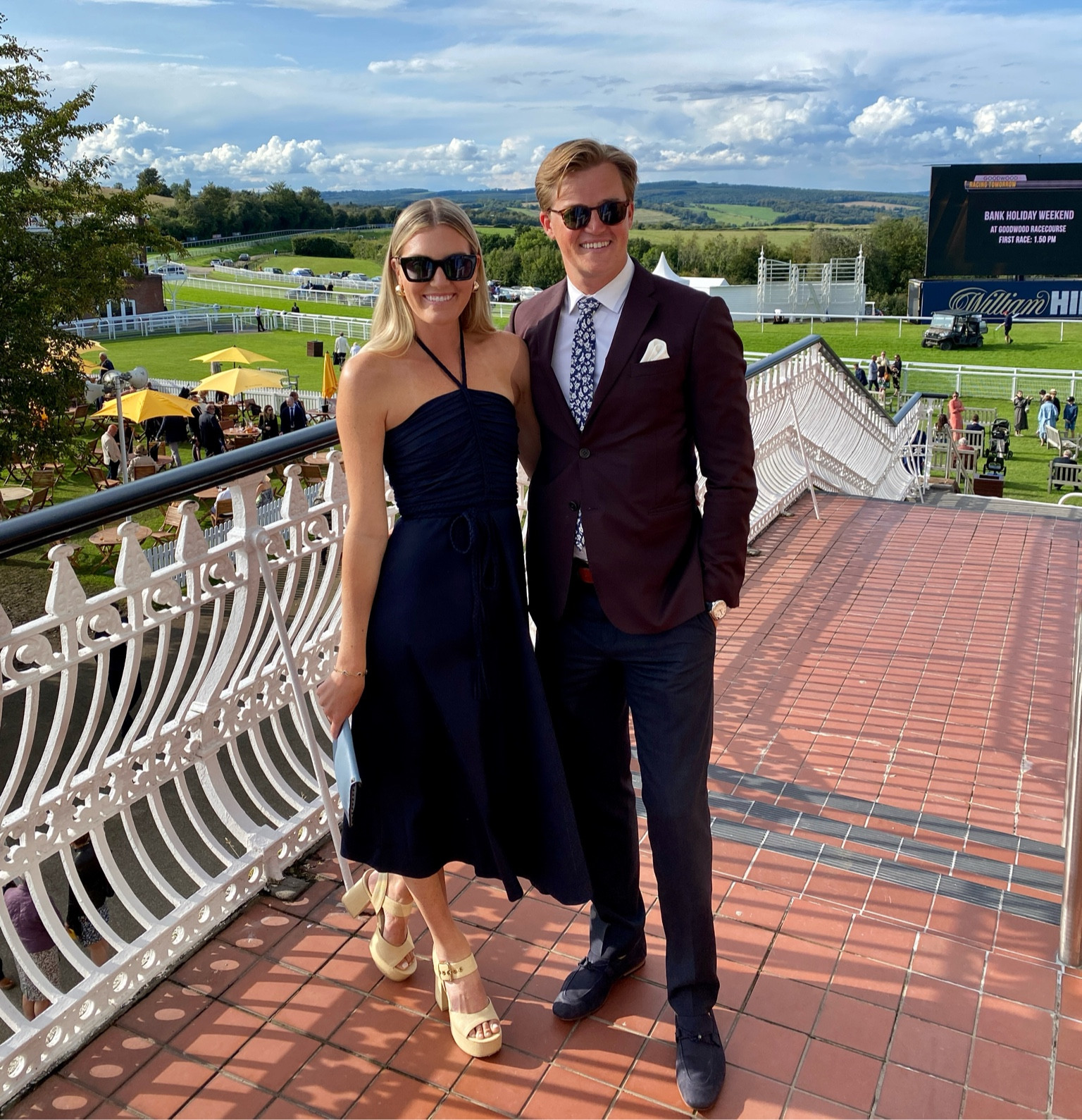 This linen dress is so comfortable and flattering! I wore these shoes out every night in Europe for 2 weeks and they were beyond comfortable 😍