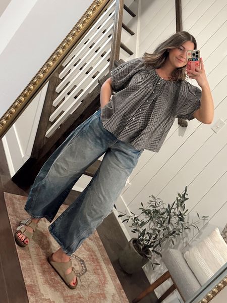 Dôen June blouse! Wearing the medium! Love the fit! Wearing a 27 in the jeans, they are kinda snug but I’m usually a 29 so I’d say go down a size! 