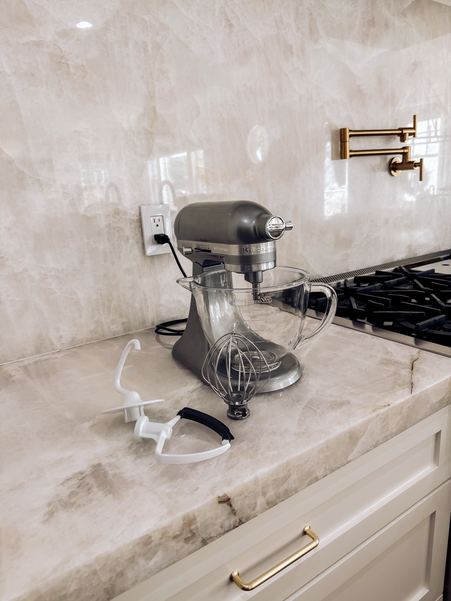 Gift deal alert!! 🎁🔥 3.5qt KitchenAid Stand Mixer up to 26% OFF rn - this would be such a good gift for a college student, newlyweds or anyone who loves to cook!
DEAL:
$299.98 (Reg. $379.98)
Plus use code HOLIDAY20 for an extra $20 OFF!! (new customer/email)
#ad #loveqvc @qvc
@shop.ltk #liketkit

#LTKSaleAlert #LTKHome #LTKHoliday