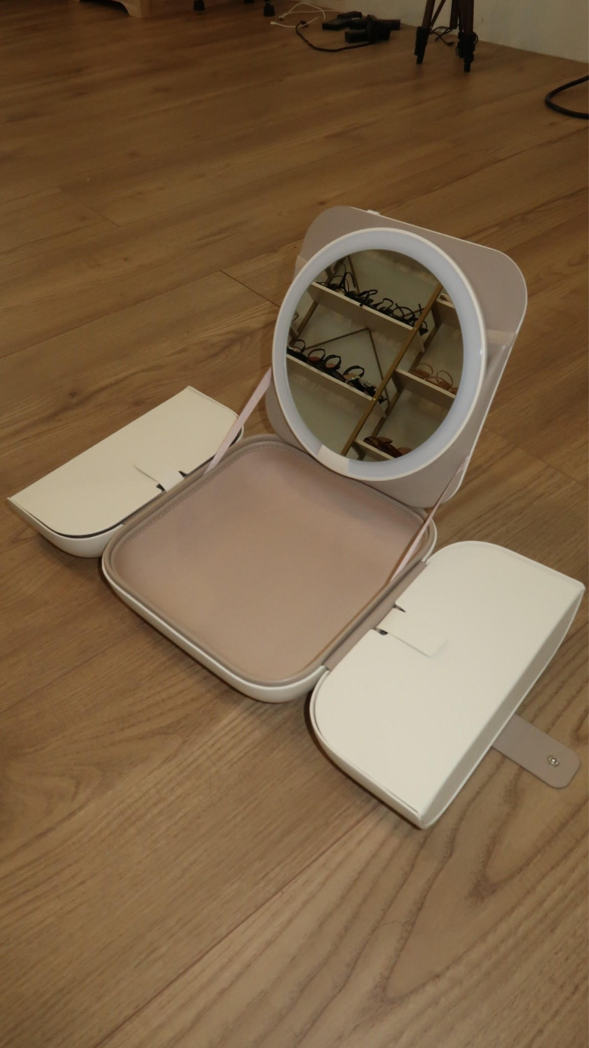 💄 A good makeup setup doesn’t have to take up a lot of space. This beauty organizer keeps everything neat, easy to find, and ready to use whether you’re getting ready at home or packing for your next trip.

Si te gusta mantener tus productos organizados, este organizador es perfecto. Me encantó que combina espejo y almacenamiento en un diseño compacto, ideal para viajar o para el uso diario. 🩷

Follow me on Instagram and YouTube
@kirasfashionfinds

#LTKBeauty #LTKvlog #LTKgrwm