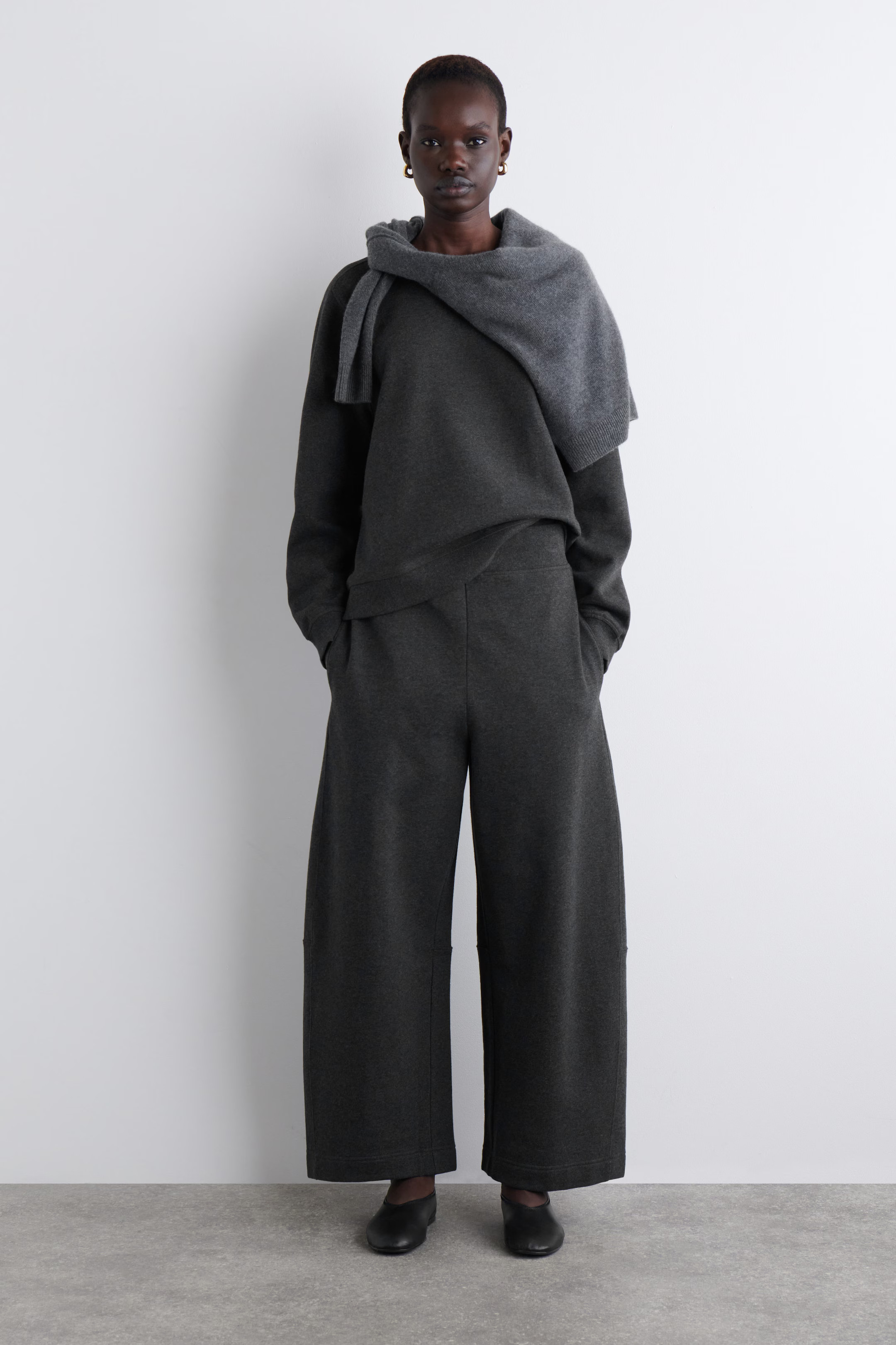 JOGGINGHOSE AUS BAUMWOLLE MIT WEITEM BEIN - DUNKELGRAU MELIERT | COS | COS (EU)