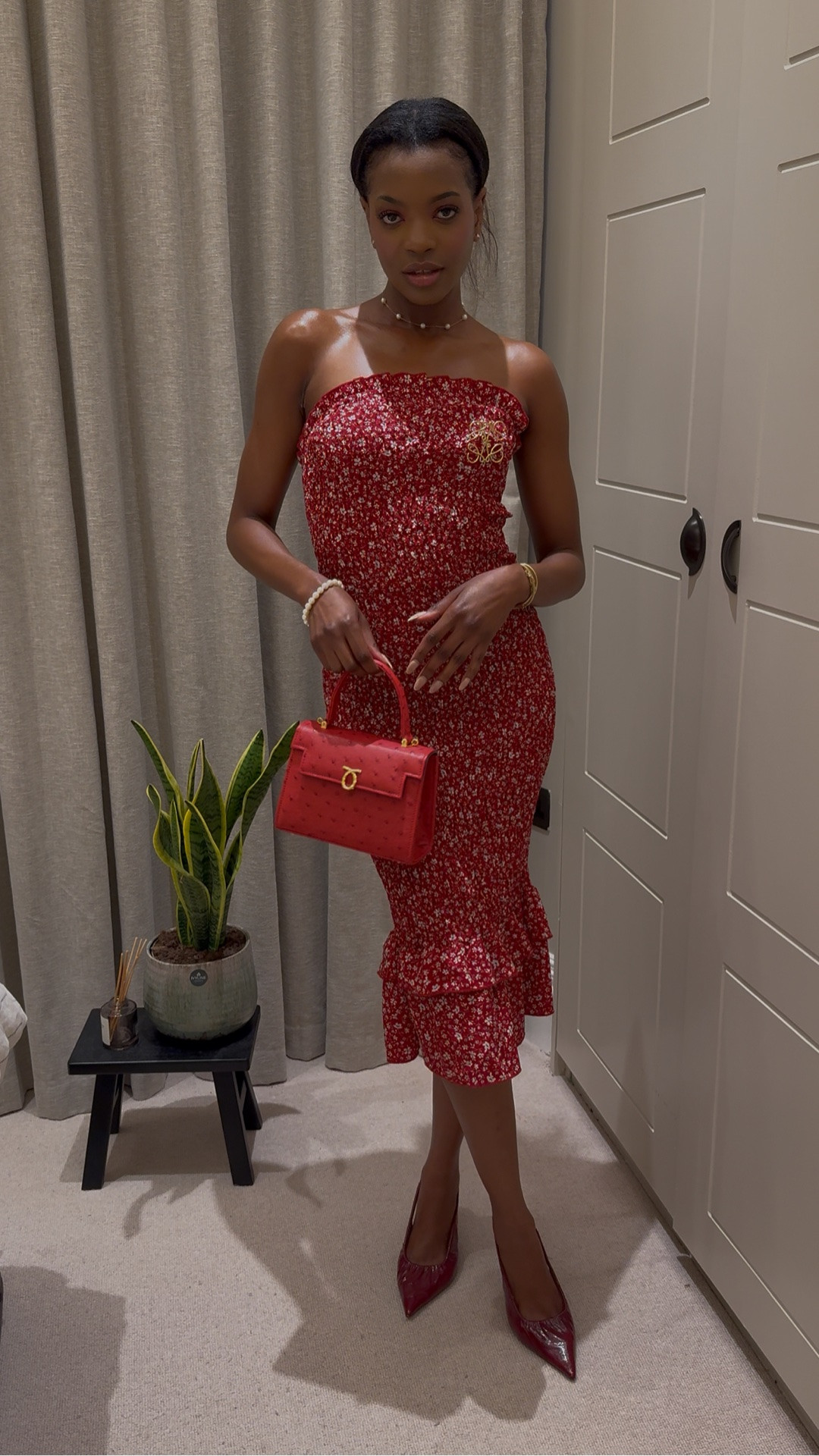 SPRING SUMMER CHIC FEMININE DRESSES

Chic feminine spring summer classy dresses Soft florals, satin slips, and dreamy silhouettes wedding guest and vacation season is officially here 💍🌸 Whether you're heading to a garden ceremony or a sunset soirée, these spring/summer dresses will have you RSVP-ready in style ✨


#WeddingGuestDress #SpringStyle #SummerOutfits #WeddingSeason #GuestStyle #OccasionWear #FloralDress #SatinDress #StyleInspo #OutfitIdeas #ChicStyle #FashionReels #StyleGuide #OOTDInspo #ElegantLooks