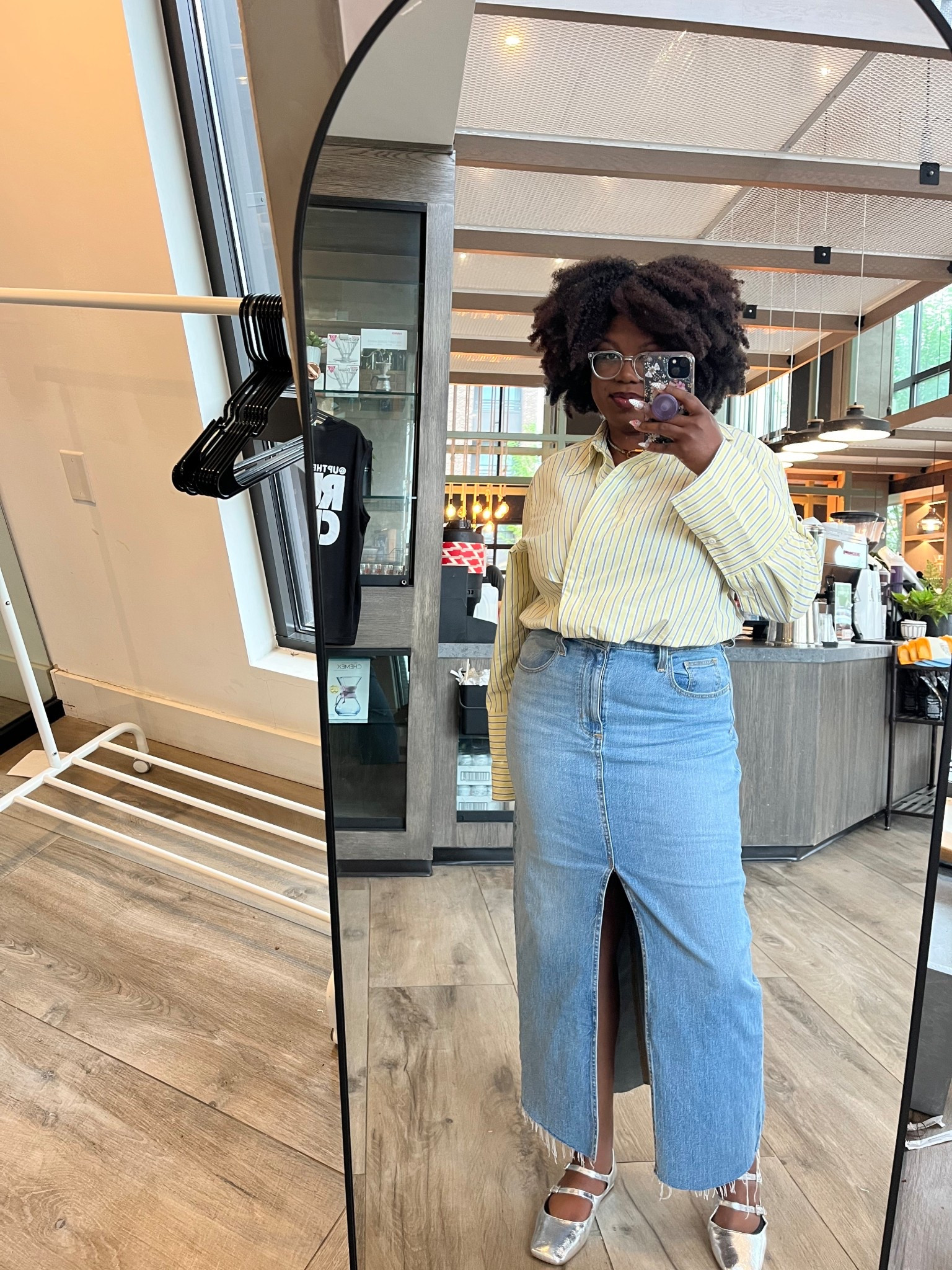 I was intrigued by the design. I usually wear a medium, but that was a bigger fit than I wanted so I sized down.
KBB by KAHLANA Women's Long Sleeve Button-Down 'The Wrap Shirt' - Yellow Striped S