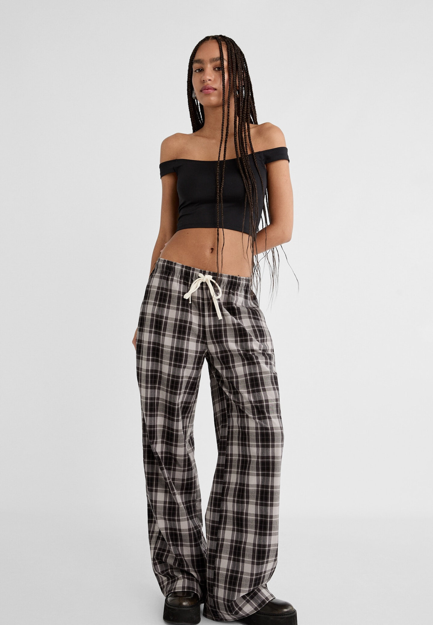 Fließende Hose mit Karomuster | Stradivarius DE
