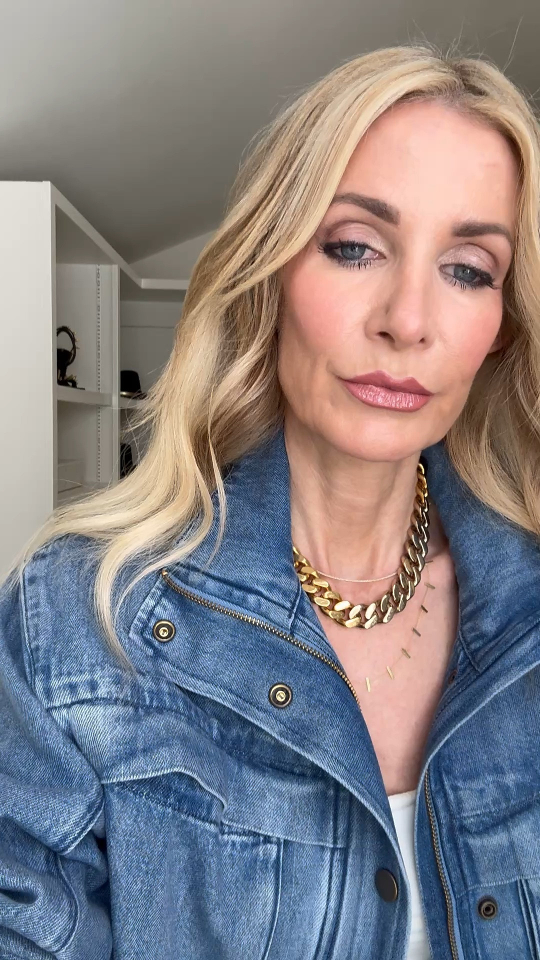 Same base, completely different vibe.

A white tank + white jeans is the ultimate blank canvas, and this darker denim utility jacket instantly makes the look feel more polished and structured.

I’m wearing the A Gold E “Lana” jeans (size 24, TTS) — they’re so flattering and the denim is thick enough to smooth everything out (always a must for white jeans 🙌).

The jacket runs true to size — wearing an XS.

Proof that a simple switch can totally transform your outfit ✨



#LTKgrwm #LTKootd #LTKOver40