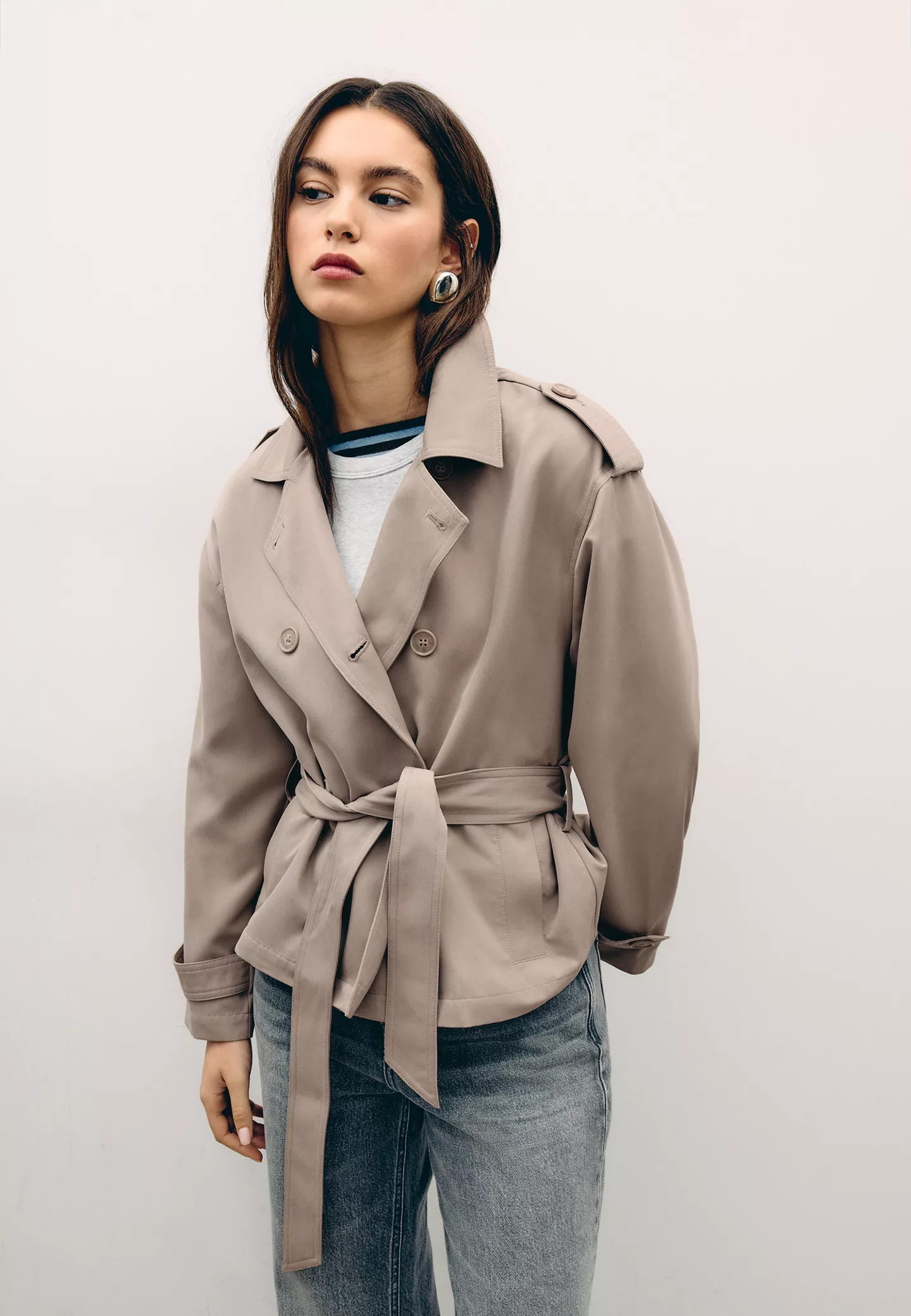 Kurzer, fließender Trenchcoat mit Gürtel - Jacken und Strickjacken für Damen | Stradivarius De... | Stradivarius DE