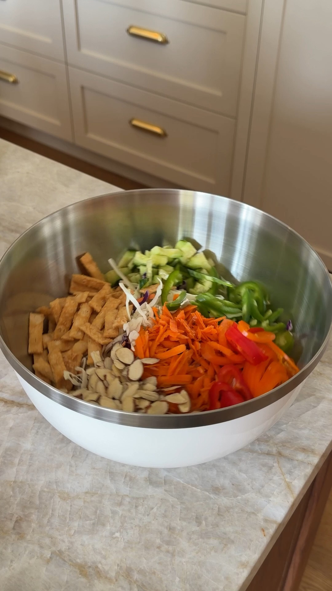 Obsessed with these caraway bowls! They all come with lids, dishwasher safe, gorgeous and practical we use all the time for cooking and food storage

#kitchen #caraway #cooking