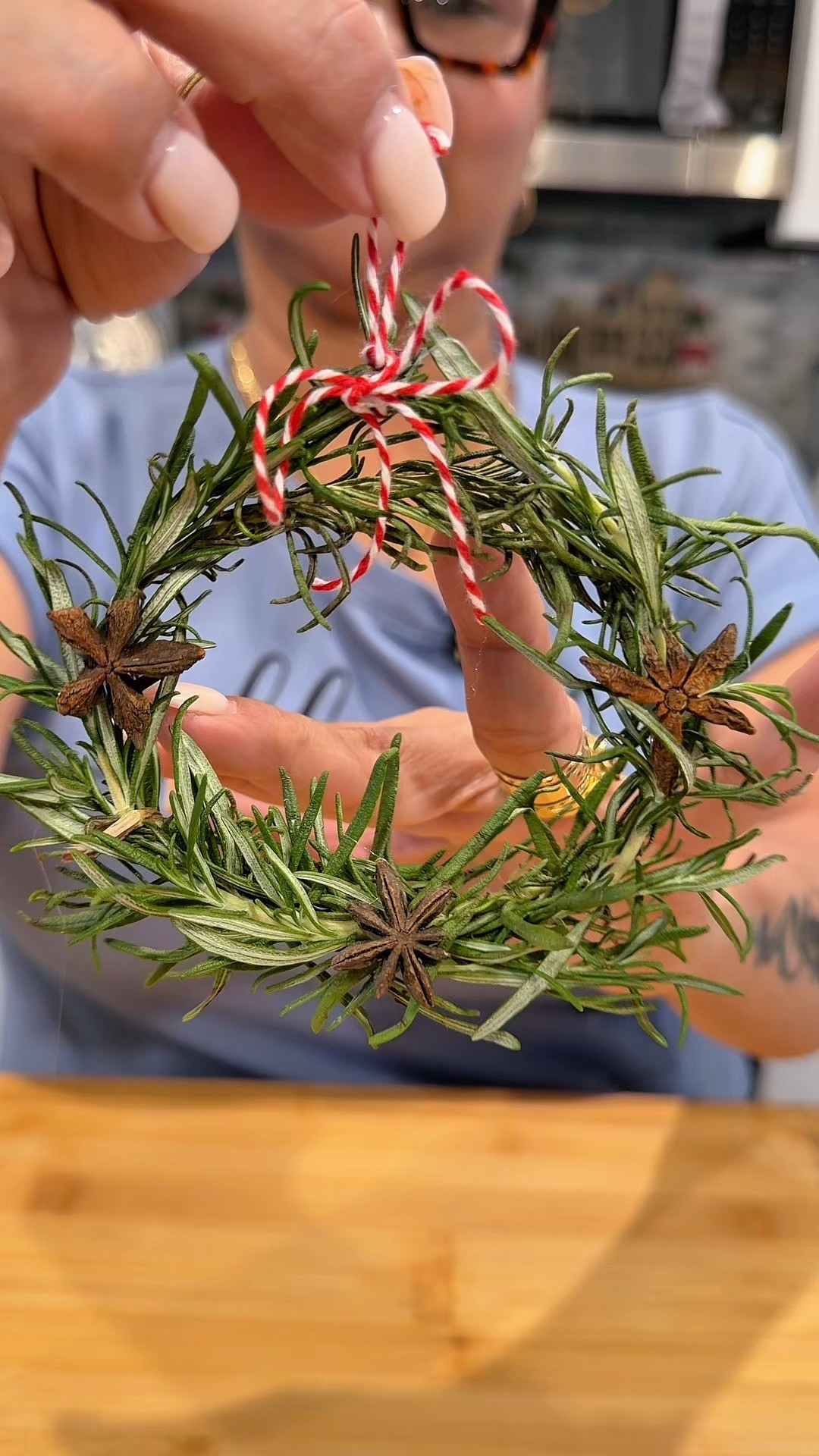Haciendo mini coronas de romero para atraer purificación espiritual y buenos inicios este nuevo año en tu hogar 🫶🏻 se ponen en las puertas o debajo de la cama 🌿 ¿Sabías esto del romero ? Es una práctica que hacían los abuelos✨
#romero #corona #home #hogar #buenaenergía

#LTKdayinmylife #LTKSeasonal #LTKHoliday