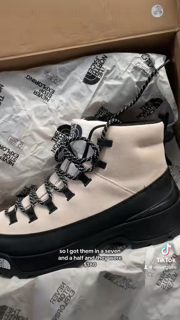 Water resistance 

THE NORTH FACE
WOMEN'S GLENCLYFFE URBAN BOOTS IN WHITE/BLACK

#LTKautumn