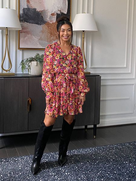 The perfect floral dress for fall from red dress boutique!

Wearing a small 