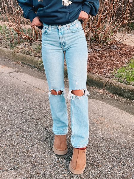 My favorite pair of jeans on SALE!😍 I’m 5’3 and wearing a 25 short. 
Also linked some of my other favorite finds!💘
#Abercrombie #AbercrombieJeans

#LTKsalealert #LTKunder100 #LTKstyletip