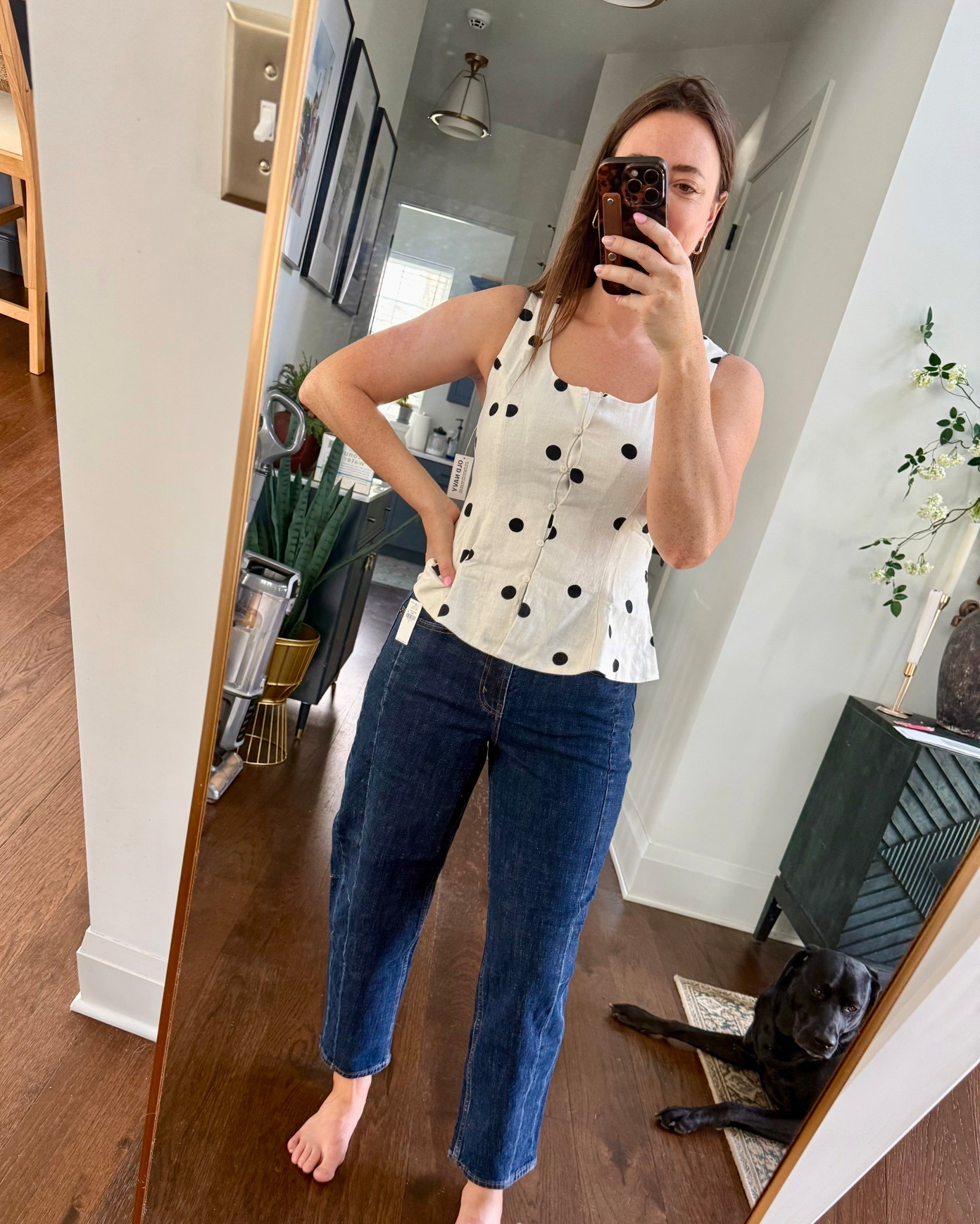 New outfit from old navy. Can you believe it's under $45? Polka dot linen blend top and barrel jeans (the only barrel jeans I'll wear!)



Old navy finds