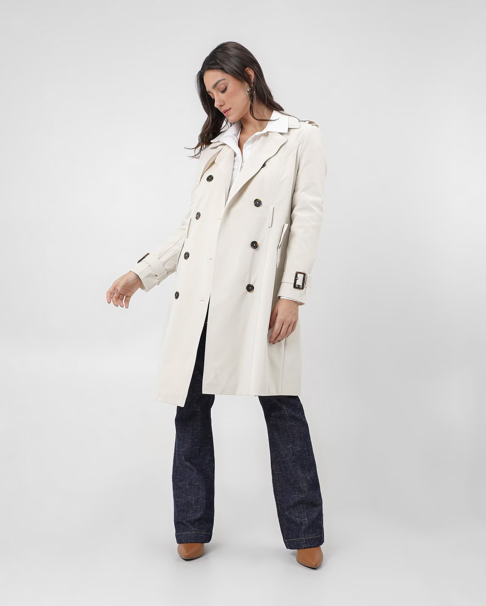 Trench coat feminino de abotoamento duplo e cinto off-white | AK by Riachuelo | Riachuelo (BR)