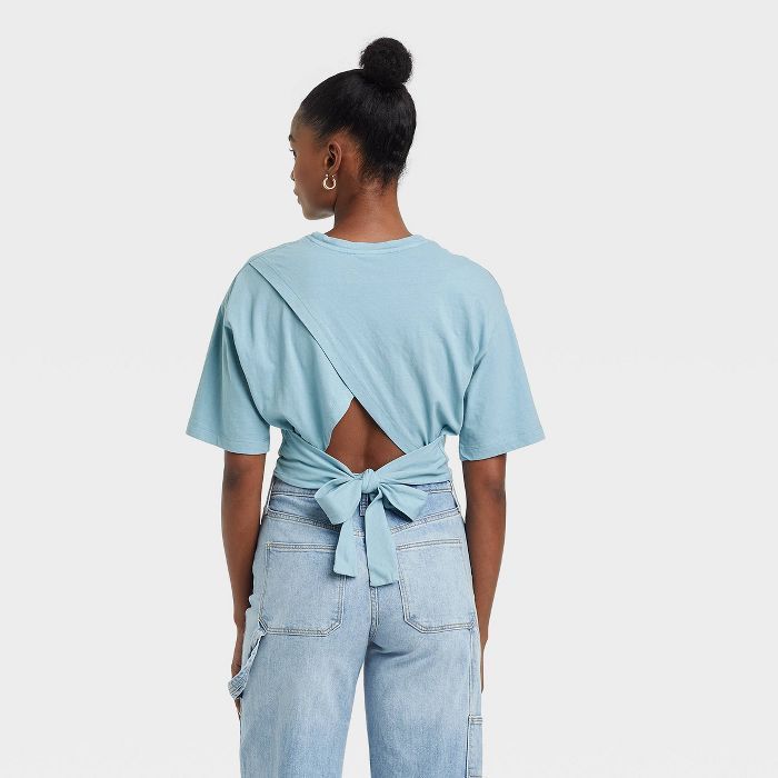 Women's Tie Back Short Sleeve Cropped T-Shirt - Universal Thread™ | Target