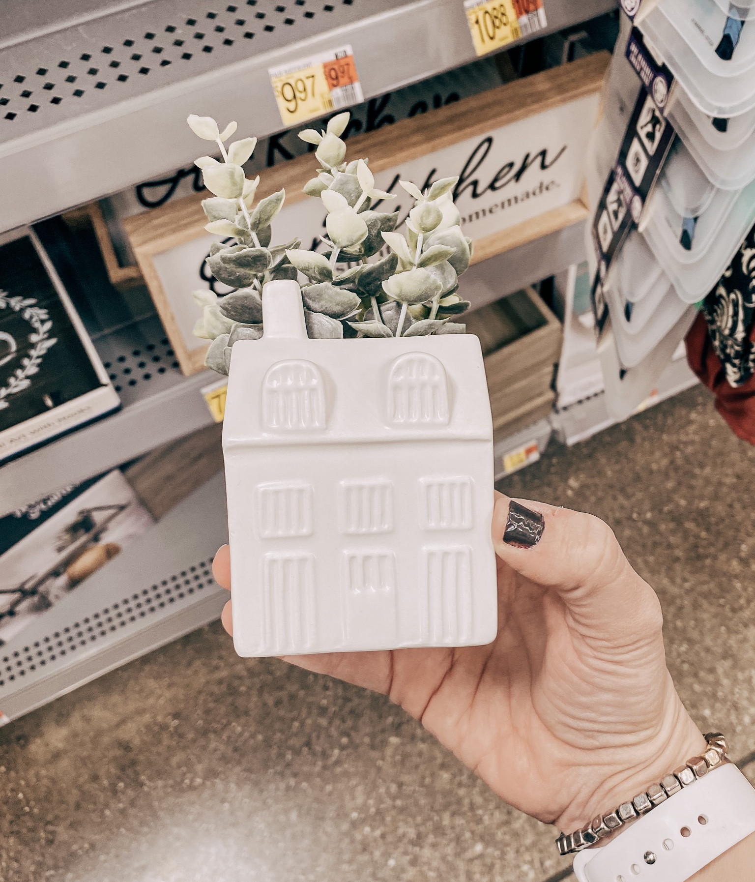I love this little ceramic house home decor from Walmart! It’s such a cute size & I love the neutral cozy vibe it gives off. 😍