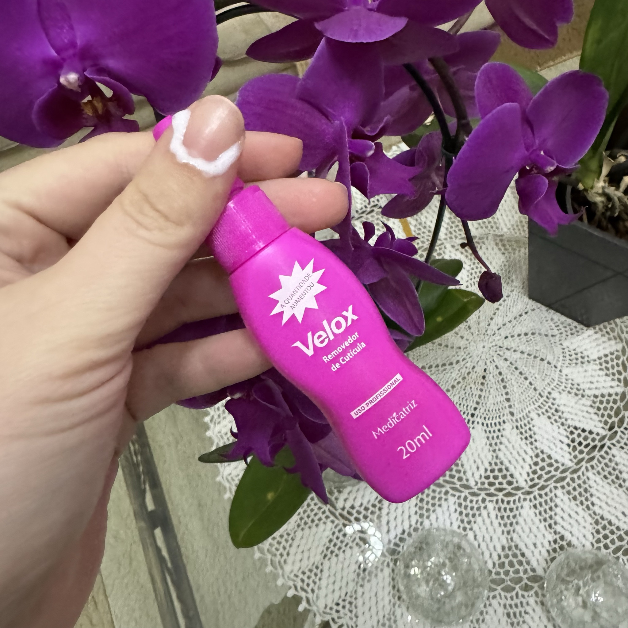 Eu gosto de tirar o excesso de cuticulas sem o risco de tirar bifinhos. Descobri o velox há alguns anos. É um creminho que em alguns minutos solta a cutícula em excesso facilmente e sem machucar. #unhas #removedordecuticulas

#LTKbrasil #LTKdicadeestilo #LTKbeleza