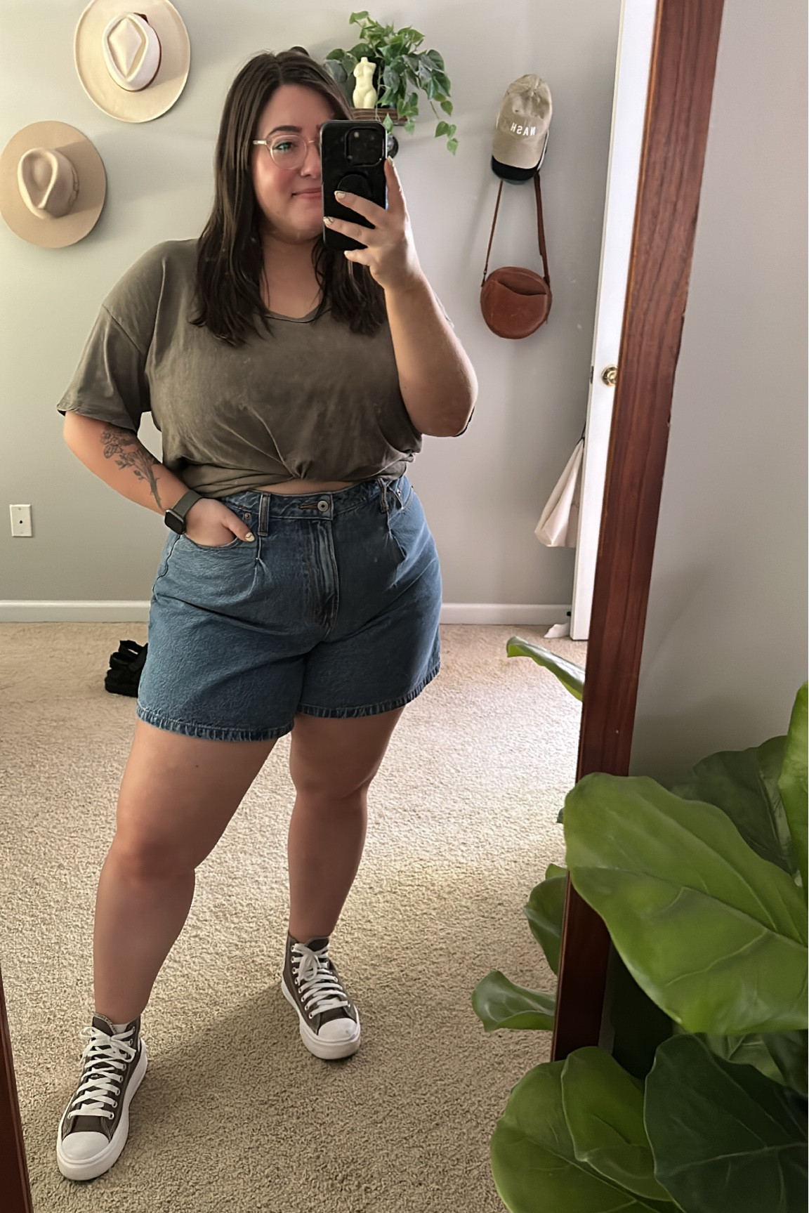 Abercrombie curve love loose shorts - 32 
Aerie tee - large
Converse - 6.5

#LTKSeasonal #LTKcurves #LTKsalealert