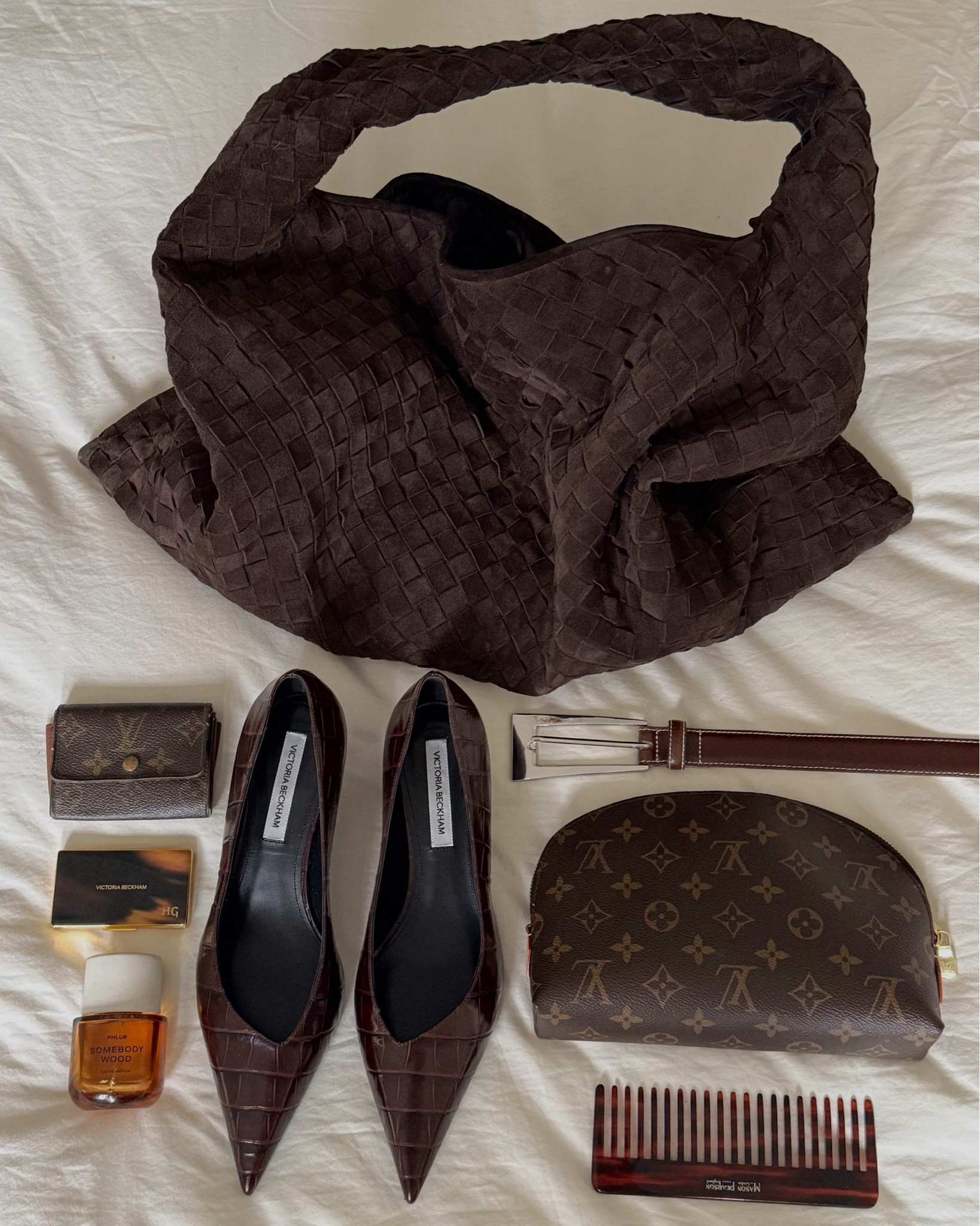 I love a good old fashioned flat lay. 
#victoriabeckham
#bottegahopbag
#plur
#aureum
#chocolatebrown
