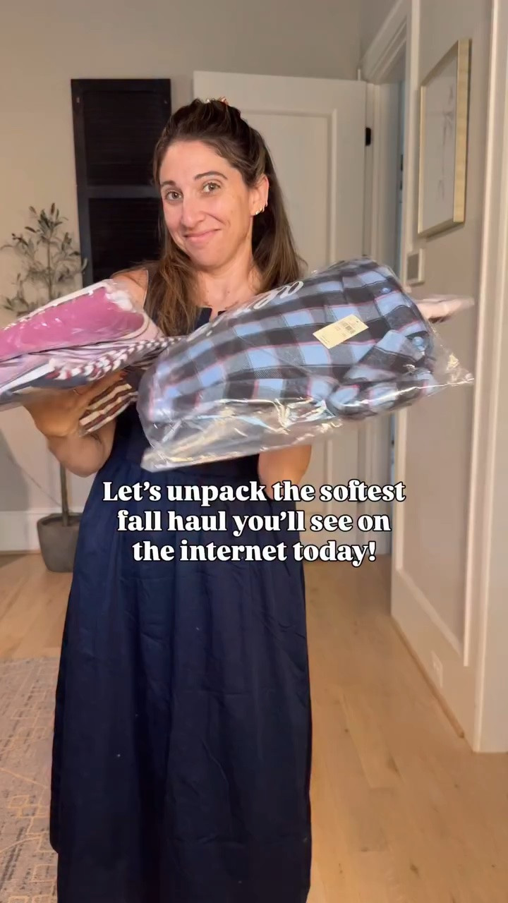I wish you could feel the softness and coziness of these pieces through the screen. Now I just need the weather to not be in the 90s! 

Want links? Just say COZY below! 

https://liketk.it/6mi3K