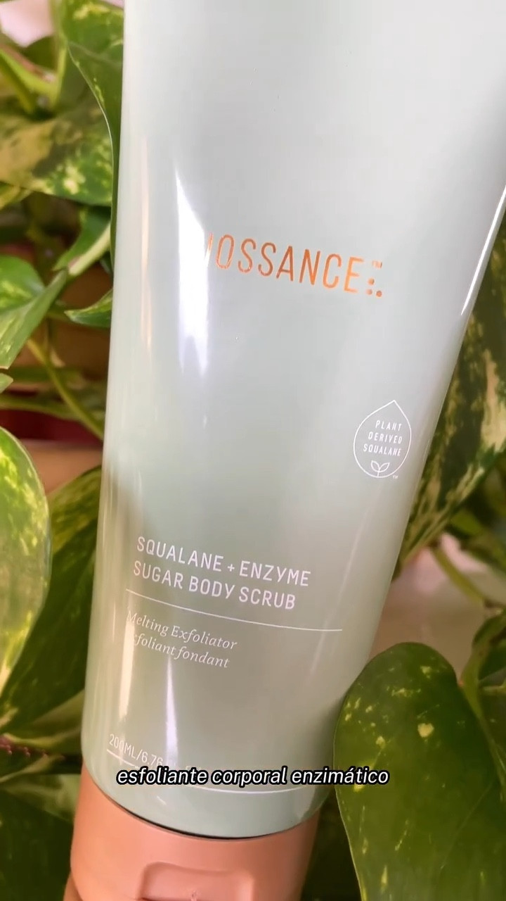 Você tem aquelas bolinhas ásperas no braço, manchas ou áreas escurecidas na pele do corpo?
Se sim, você vai amar esse lançamento! Com certeza vai entrar para a sua rotina de body care também!
Esse é o Esfoliante Corporal Enzimático com Açúcar e Esqualano da @biossancebrasil! Ele é
um produto completo que esfolia de forma eficaz e estimula a renovação da pele sem agredir e nem prejudicar a barreira natural de hidratação!
A formulação conta com enzimas de romã que quebram as ligações e removem as células mortas da superfície da pele de forma suave e mais rápida que AHA's, por exemplo!
Contém também cristais de açúcar que se dissolvem em contato com a água, portanto vão atuar fazendo uma esfoliação física na intensidade que você desejar.
Além disso, o açúcar tem propriedades umectantes que ajudam a manter a pele hidratada, juntamente com o esqualano derivado da cana de açúcar! Esse ingrediente é importantíssimo também porque minimiza a irritação durante a esfoliação, ajudando a pele a ficar ainda mais macia e sedosa!

#LTKbrasil