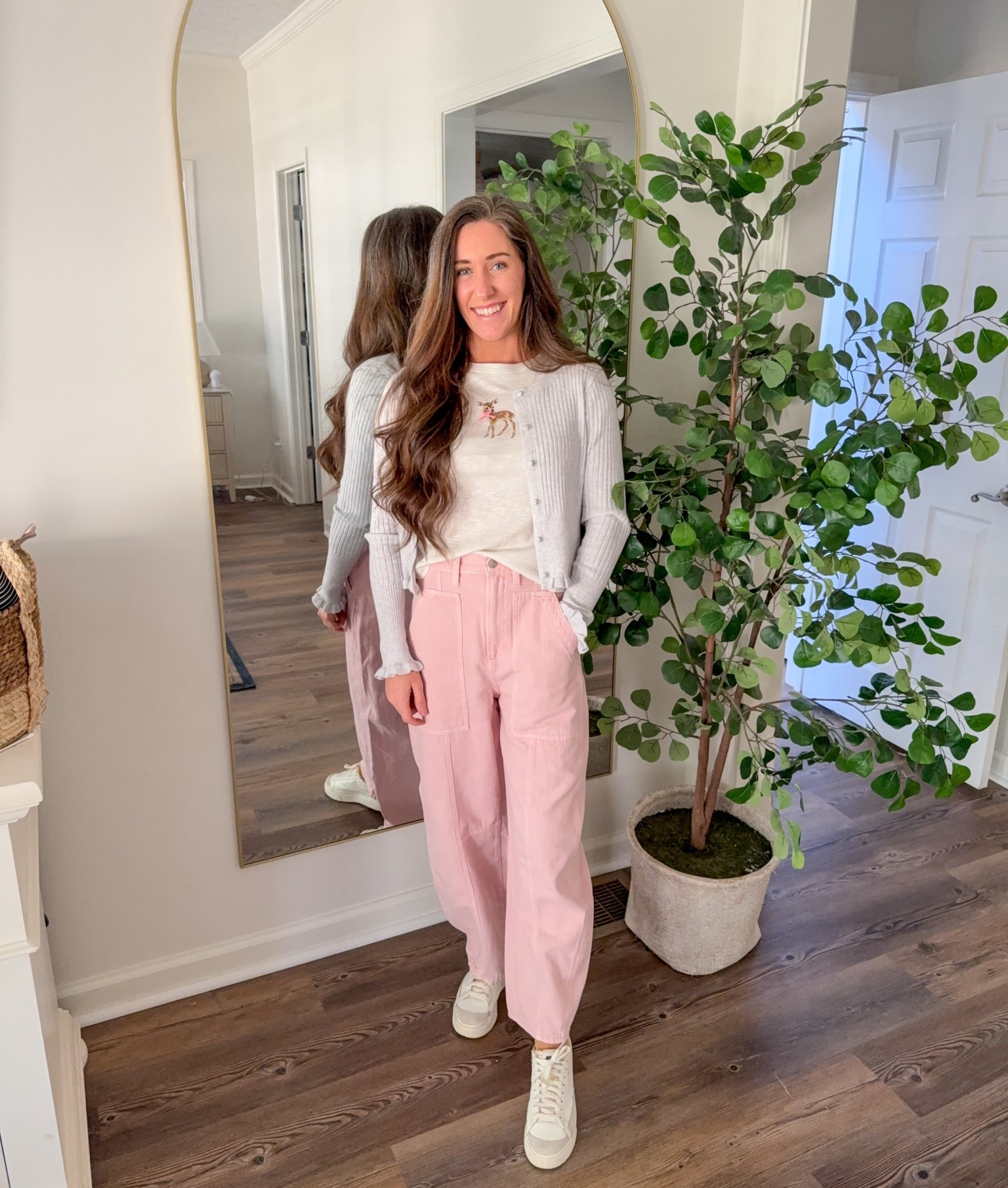 Such a cute girly fit for the fall 🩷 I love these pink barrel jeans! 

#LTKSaleAlert #LTKFindsUnder50 #LTKStyleTip
