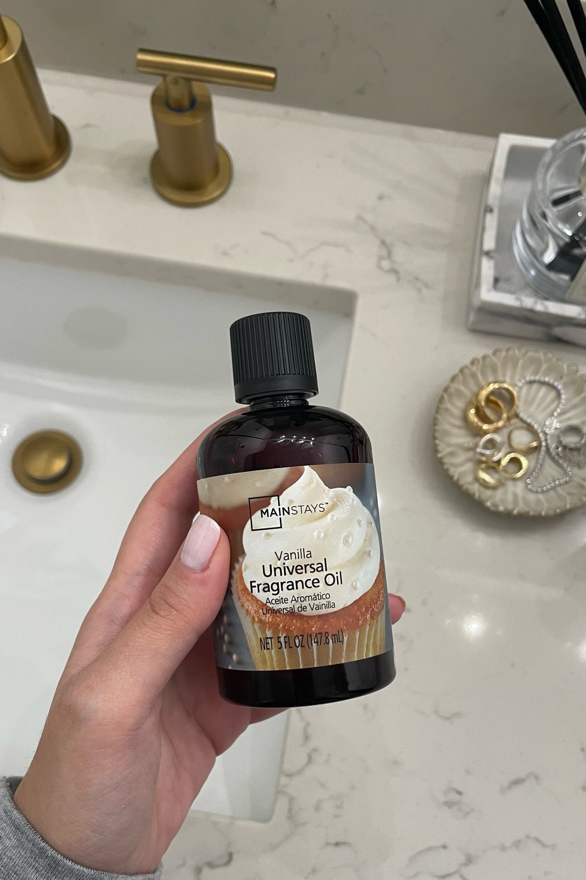 Obsessed with this vanilla fragrance oil 🧁 smells so delicious and multi purpose + lots of fragrance options
—
Cozy home finds, fall home finds, fall candles, home essentials 

#LTKFindsUnder50 #LTKHome #LTKSeasonal