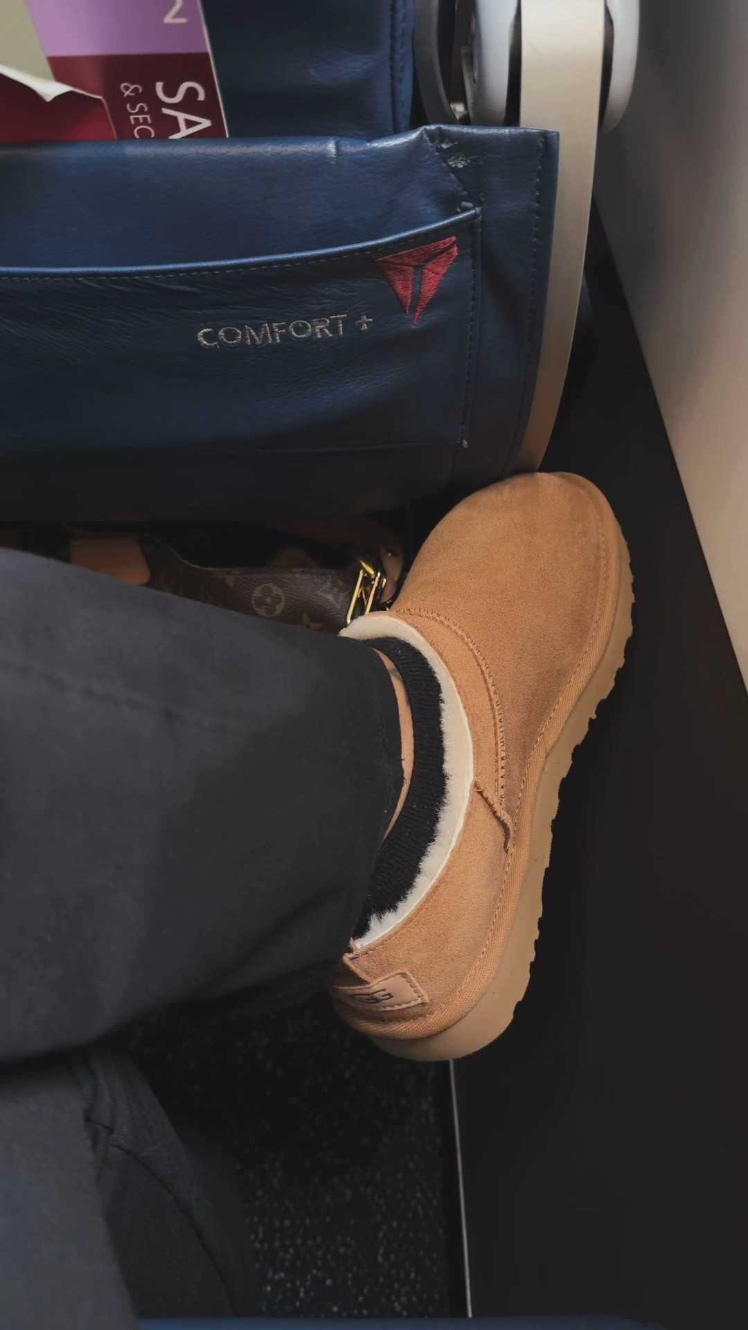 I’m usually a Tall Ugg boot connoisseur, but these micros literally feels like I’m walking on ☁️ 
These also make great holiday gifts for men, women and kids🎁 

#LTKFindsUnder100 #LTKHoliday #LTKootd