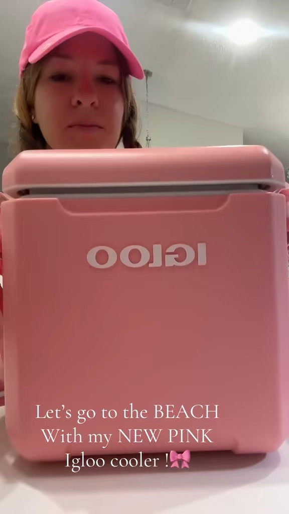 Mom life means snacks… drinks… more snacks… and somehow everyone is still hungry 😅
This pink Igloo Retro Picnic Basket Cooler has been my favorite little mom hack for family outings, beach days, park trips, and sports games.
✔️ Keeps drinks + snacks cold for hours
✔️ The cutest retro pink color (because moms deserve cute things too)
✔️ Lightweight + easy to carry
✔️ Perfect size for quick family adventures
If you’re a snack packing mom like me, this is one of those things that just makes life easier.
I linked it in my LTK so you can grab it easily. It’s honestly the cutest cooler I’ve owned 🩷
#momlifehack #momfinds #ltkfinds #ltkhome #ltkfamily #momfavorites #momlifeunfiltered #beachdayessentials #momapproved #familyoutings #simplemomlife #momstyle #momlifeessentials #momhack #amazonmomfinds #mommusthaves #snackmom #beachmom #parkdayfun

#LTKmomlife #LTKTravel #LTKSeasonal