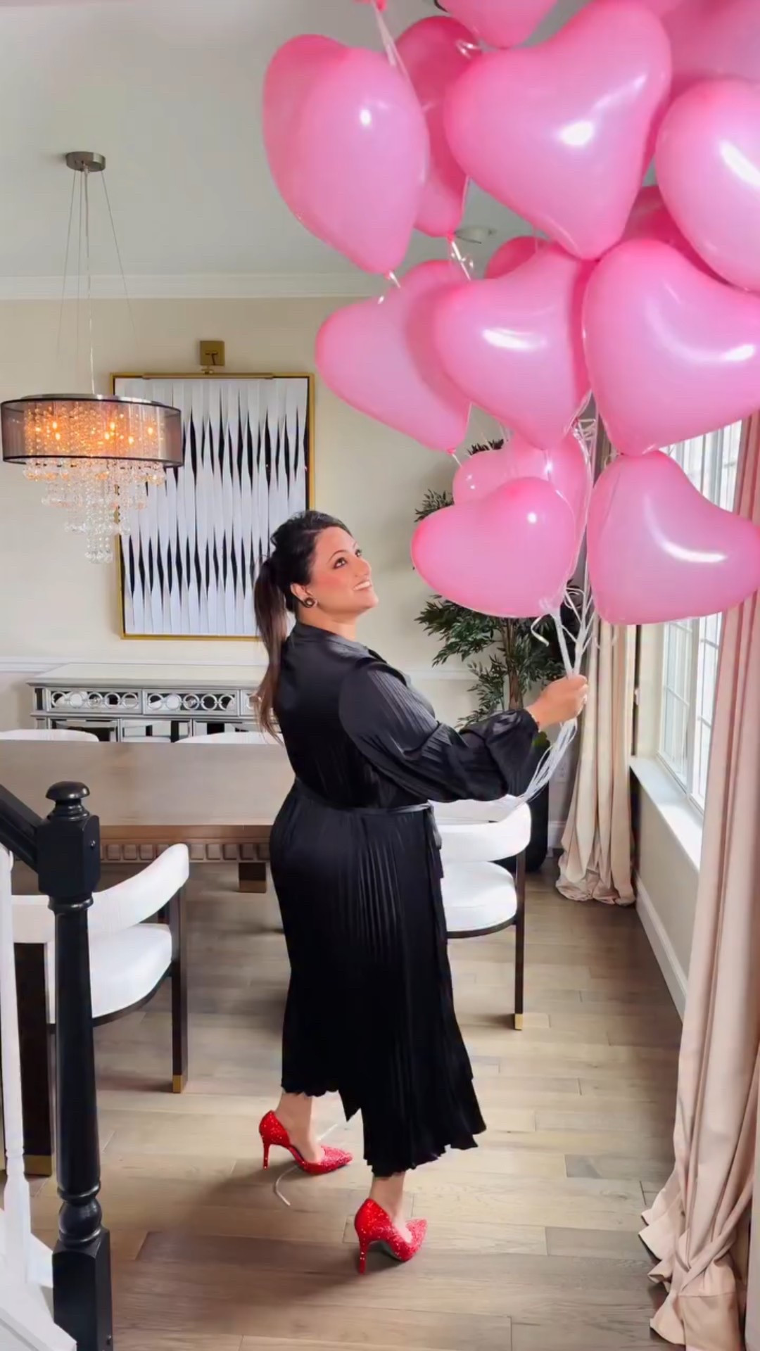 Valentine’s, styled with intention.
Because love deserves more than a reservation. It deserves a moment. 🌹💕

Are you dining out or in tomorrow? 🫶
My stunning rose arrangements are from @cfadesigngroup 

#valentines #valentinestablescape #diningroomdecor #valentinesday