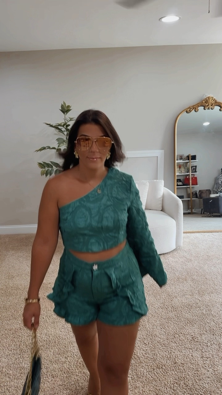 How fun is this outfit?!! Definitely out of my comfort zone but it’s perfect for vacation! 🏝️🏝️ anything in this emerald green has my heart ☘️
.
.
#grwm #getreadywithme #ootd #fashion #style #beauty #makeup #hair #vacationmode #bacheloretteparty #destinationwedding #beachvibes #summervibes #tropical #paradise #travelgram #glamour #glamlife #luxury #two-piece #sets #coordinate #cuteoutfits #fashioninspo#shein
