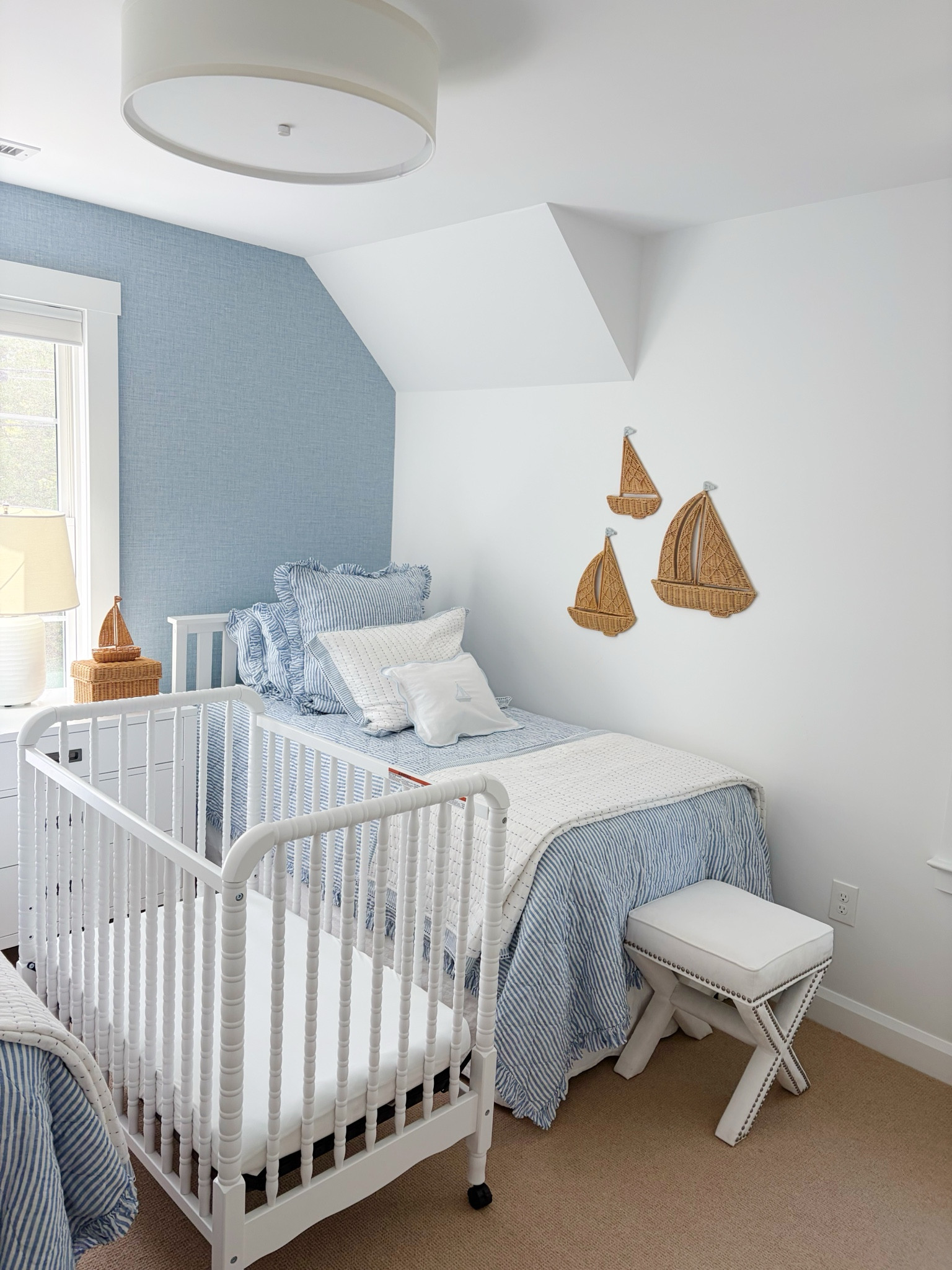 Finishing touch on the room included these adorable raffia sailboats from Serena and Lily! ⛵️