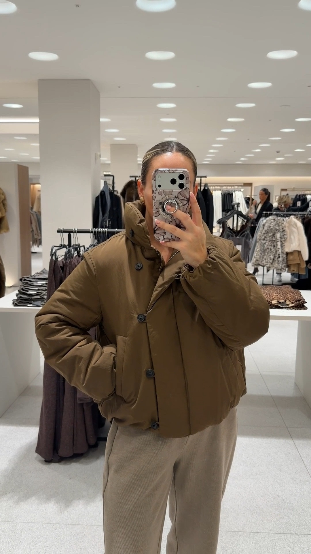 How nice is this new coat in Zara! I’m wearing a size medium for reference!

Winter coat, puffer coat, autumn coat, khaki 


#LTKuk #LTKwinter #LTKautumn