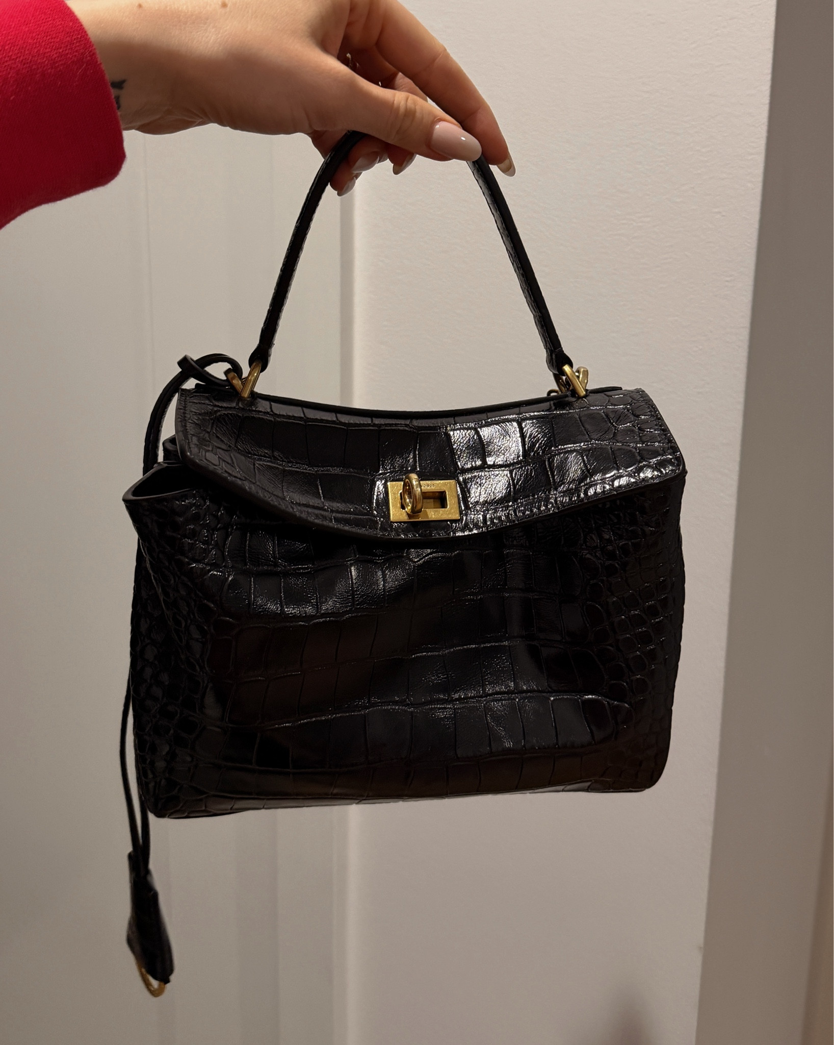 My new baby 🥺 

Balenciaga Rodeo in the mini size - the clasp is convertible to wear this two different ways and it’s so roomy!

I love the more matte finish croc, my new favorite every day bag I am so obsessed. 