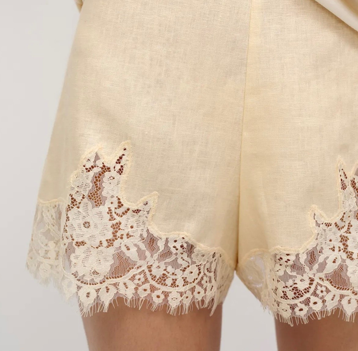 Lace linen shorts 💛

#LTKootd