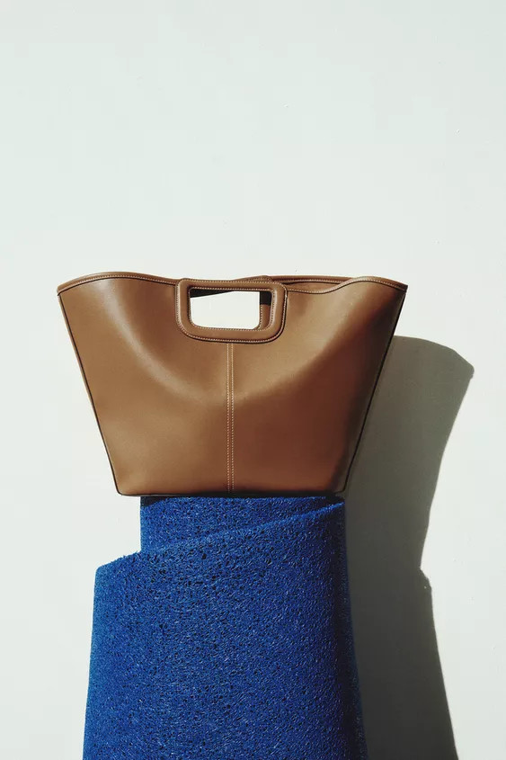 Shopper bag. Topstitching detail. Hand strap and double shoulder straps. Interior pouch. Magnetic... | Zara US