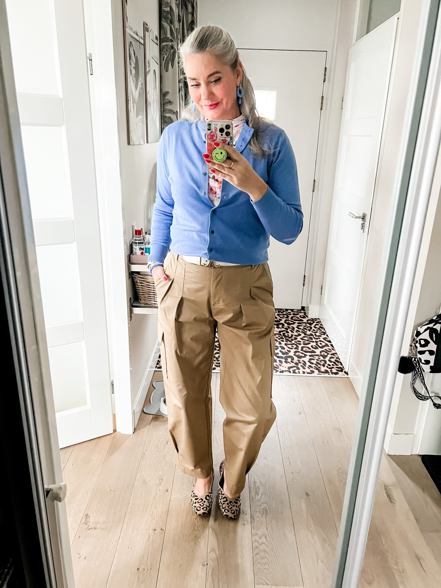 Ootd - Monday. Chic cargo trousers (Shoeby, xl), Vivaia leopard loafers, blue merino wool cardigan over a floral top. 

#LTKspring #LTKeurope #LTKnederlands