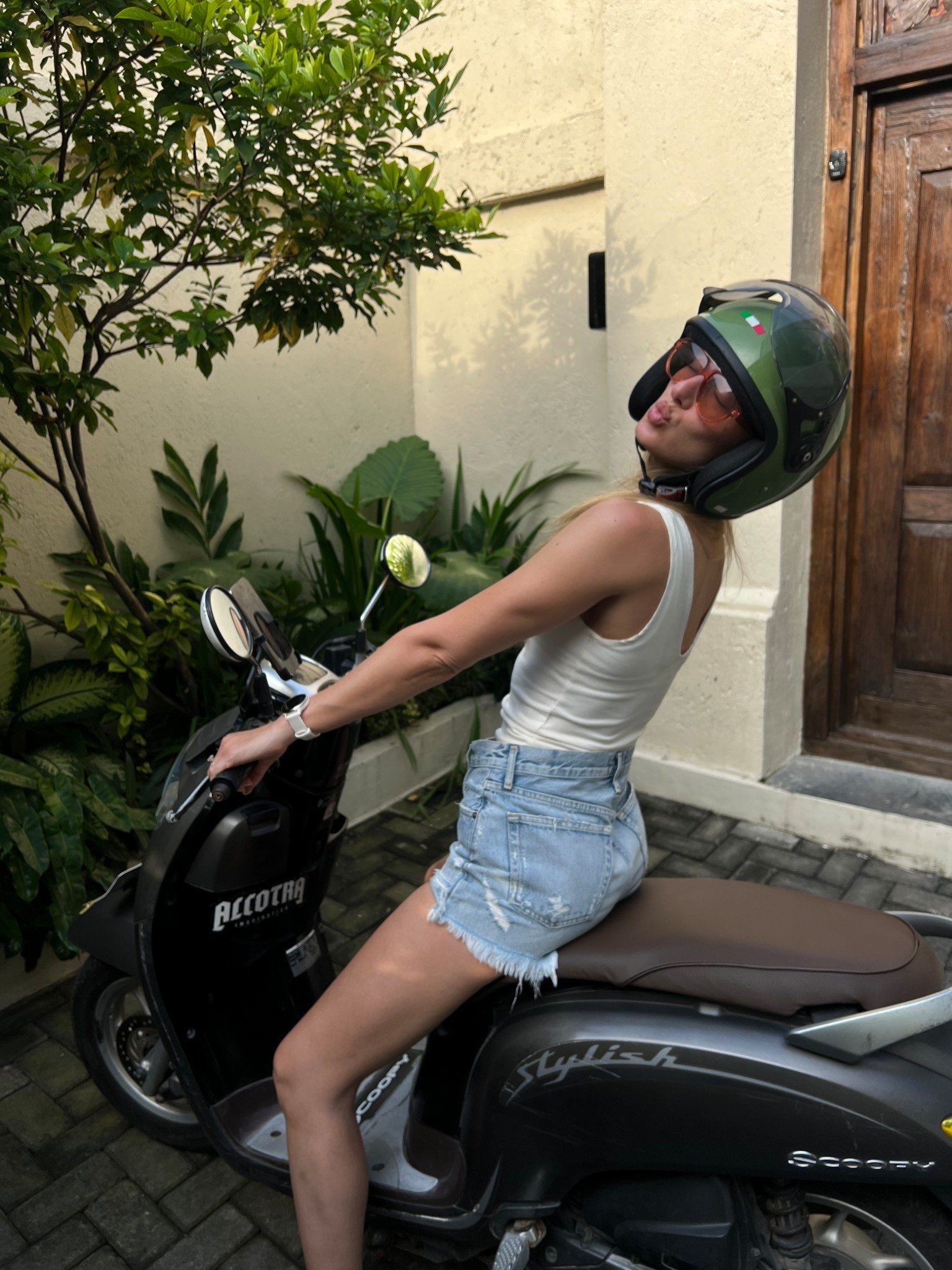 Scoot scoot 🩷

Size: 26 waist, XS top, soft gold + ivory 41mm watch