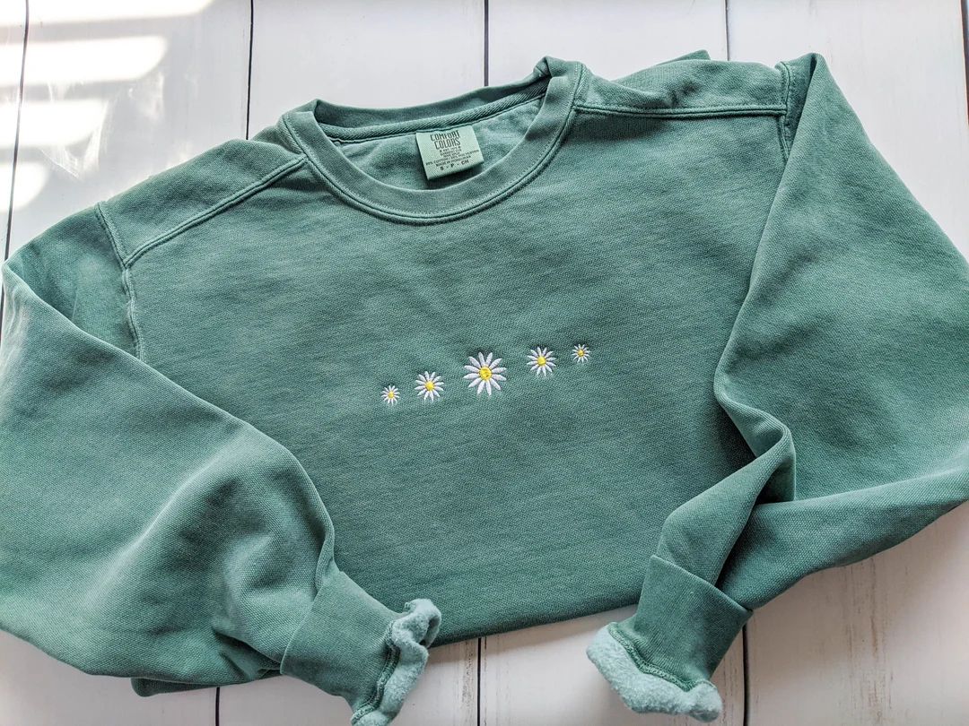 Embroidered Floral Daisy Sweatshirt | Light Green Daisy Crewneck | Comfort Colors Embroidered Swe... | Etsy (US)