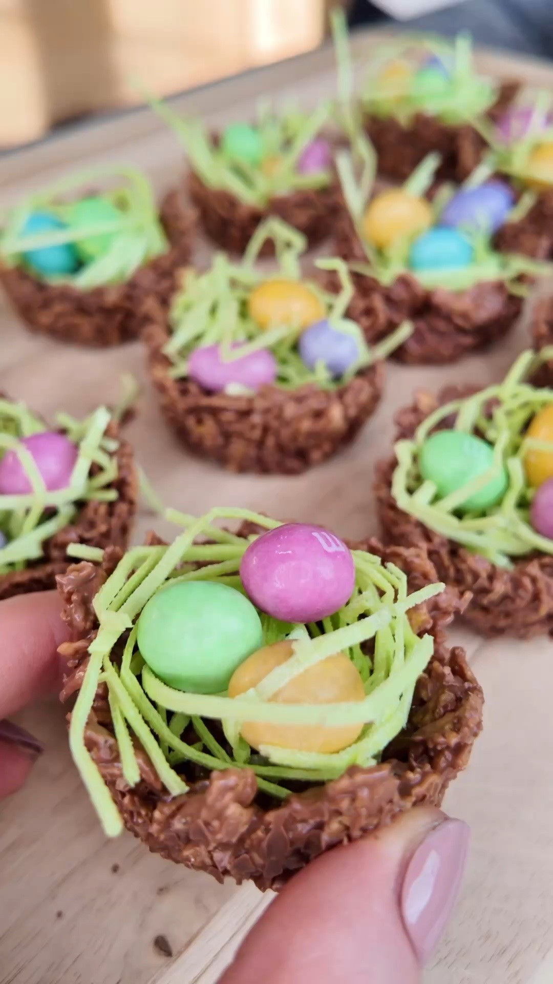 This is your sign to stop overthinking gifts… and make something cute and edible instead 🪺✨
Because the most memorable gifts aren’t always expensive — they’re thoughtful 🤍
🤗What we used:
• Corn flakes (about 1/3 of the box, lightly crushed)
• 2 bars of milk chocolate
• Edible Easter grass
• Mini chocolate eggs
👌How we made it:
Melt the chocolate until smooth, then mix with the crushed corn flakes until fully coated.
Scoop into a muffin tin (liners or silicone both work) and shape into little nests 🪹
Refrigerate for about 1 hour until set.
Then add edible grass + mini eggs on top 🪺
🥳Perfect as a small gift, part of a gift box, or something sweet for hosting 💝
👌Save this idea for your next “I don’t know what to gift” moment & send it to someone who loves thoughtful details 🫶

#LTKKids #LTKSeasonal #LTKfoodie