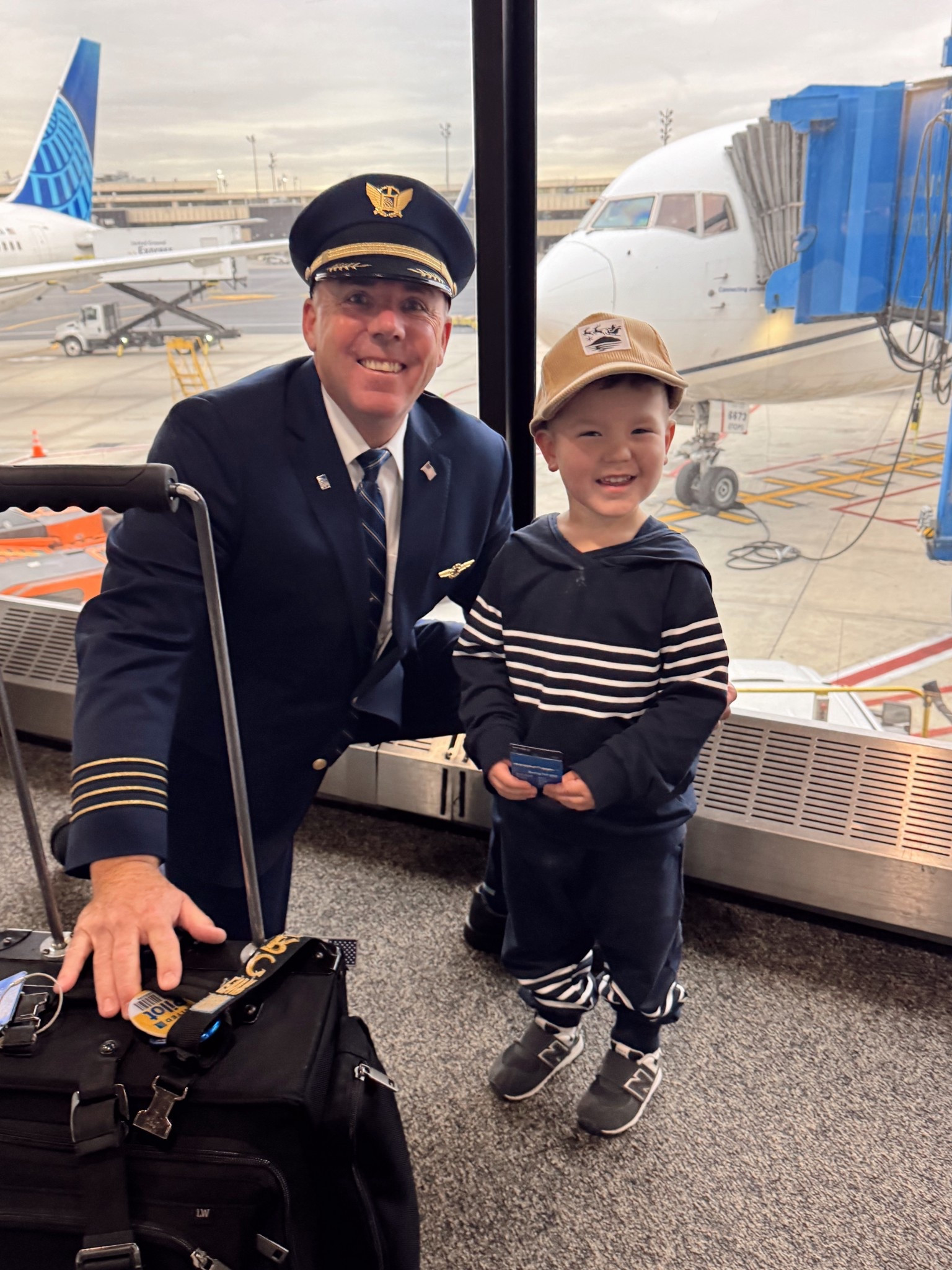 Comfy travel day outfit! Our boy got to meet the pilot on our flight home and was so happy!👨🏼‍✈️