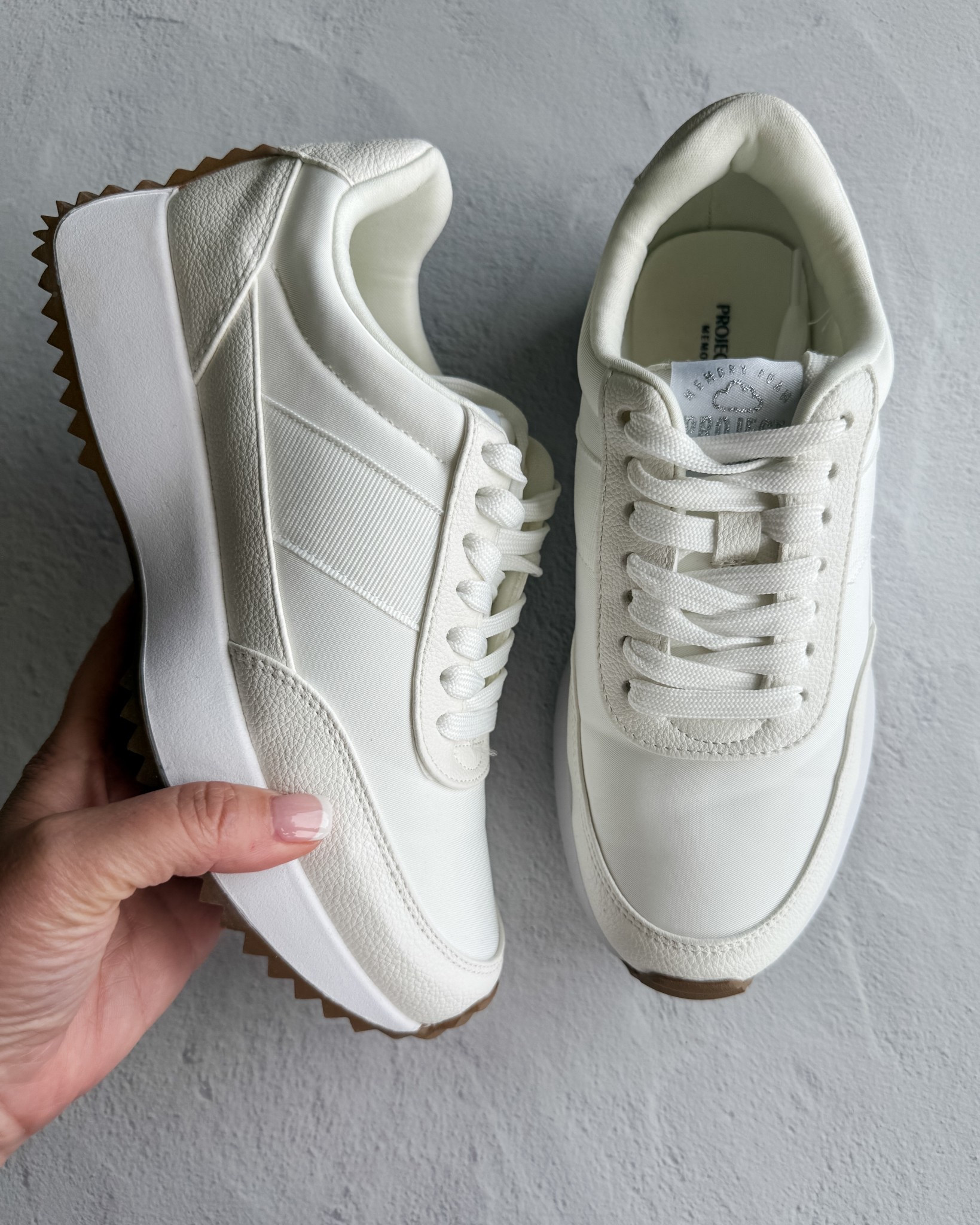 White sneakers tts 

#LTKSeasonal #LTKShoeCrush #LTKFindsUnder50