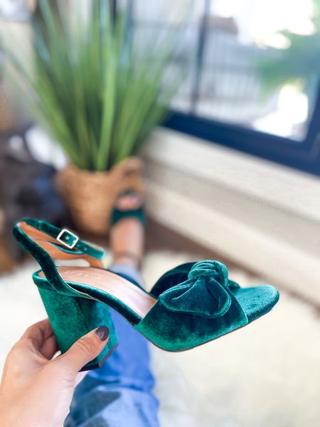 🎄Looking for a holiday shoe?? Look no further! Emerald green velvet with a bow…I mean 😍. And they are 60% off right now! Run!
*Fit Tip- runs TTS

#holidayheel #holidayshoe #christmasheel #velvetheels #bowheels 

#LTKshoecrush #LTKHoliday #LTKsalealert