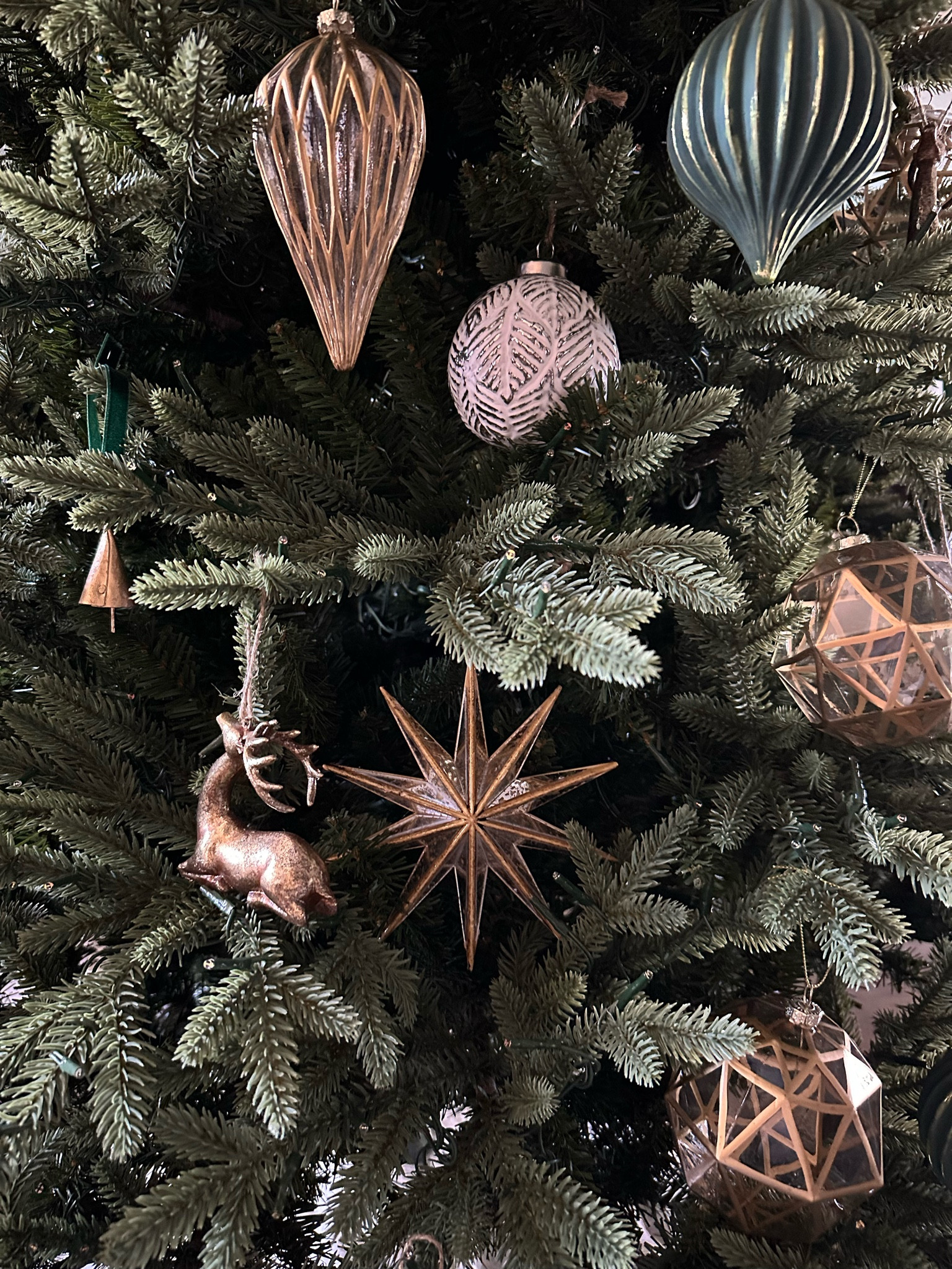 Keeping it simple and classic with gold, white and hints of green 



#LTKHoliday #LTKSeasonal #LTKhome