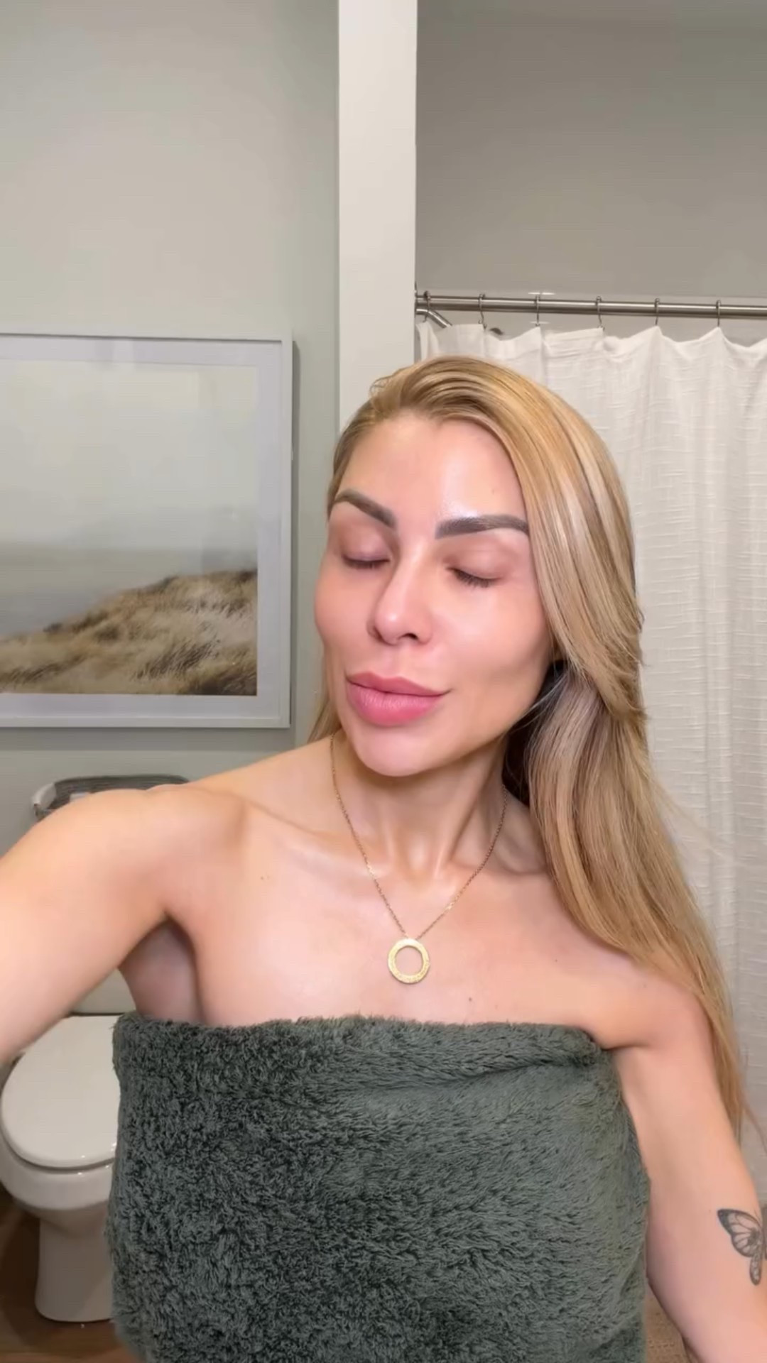 A realistic day as an influencer — with timestamps 🤍

From my morning and night skincare, to glam done by @kalilgomesbeauty, recording content for @gomesjewelry_, then slowing down with cookies and popcorn during movie night with the kids 🍿🤍
And yes… setting up the elf for the next day, ending the night with a facial mask and my silk pillowcase from @marizforyou.

Some days are full of content creation and UGC work.
Other days, I work only on my business — behind the scenes, studying and planning.

Should I vlog those days too?
Do you like seeing content like this?

#bostoninfluencer #bostonblogger #contentcreator #beautyinfluencer #vlog #vlogmas #dayinthelife #dayinthelifevlog #dayinmylifevlog #ugccontentcreator #silkscrunchies #silkpillowcase

#LTKselfcare #LTKdayinmylife #LTKmorningroutine